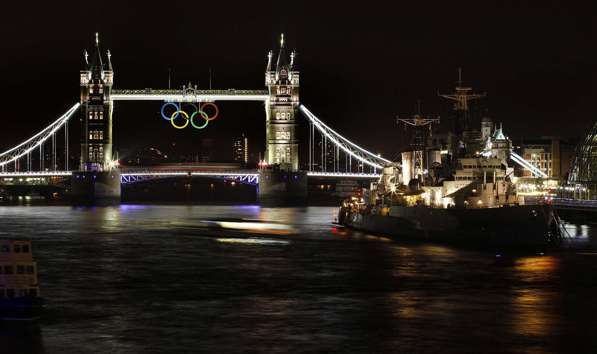 tower bridge olympische ringe nacht fluss themse schiff kreuzer england london olympische sommerspiele 2012