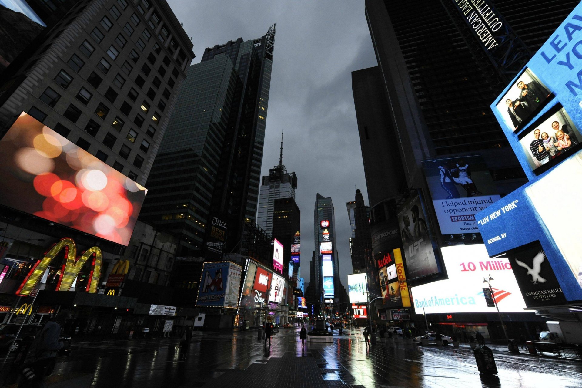 nowy jork times square huragan piasek chmury