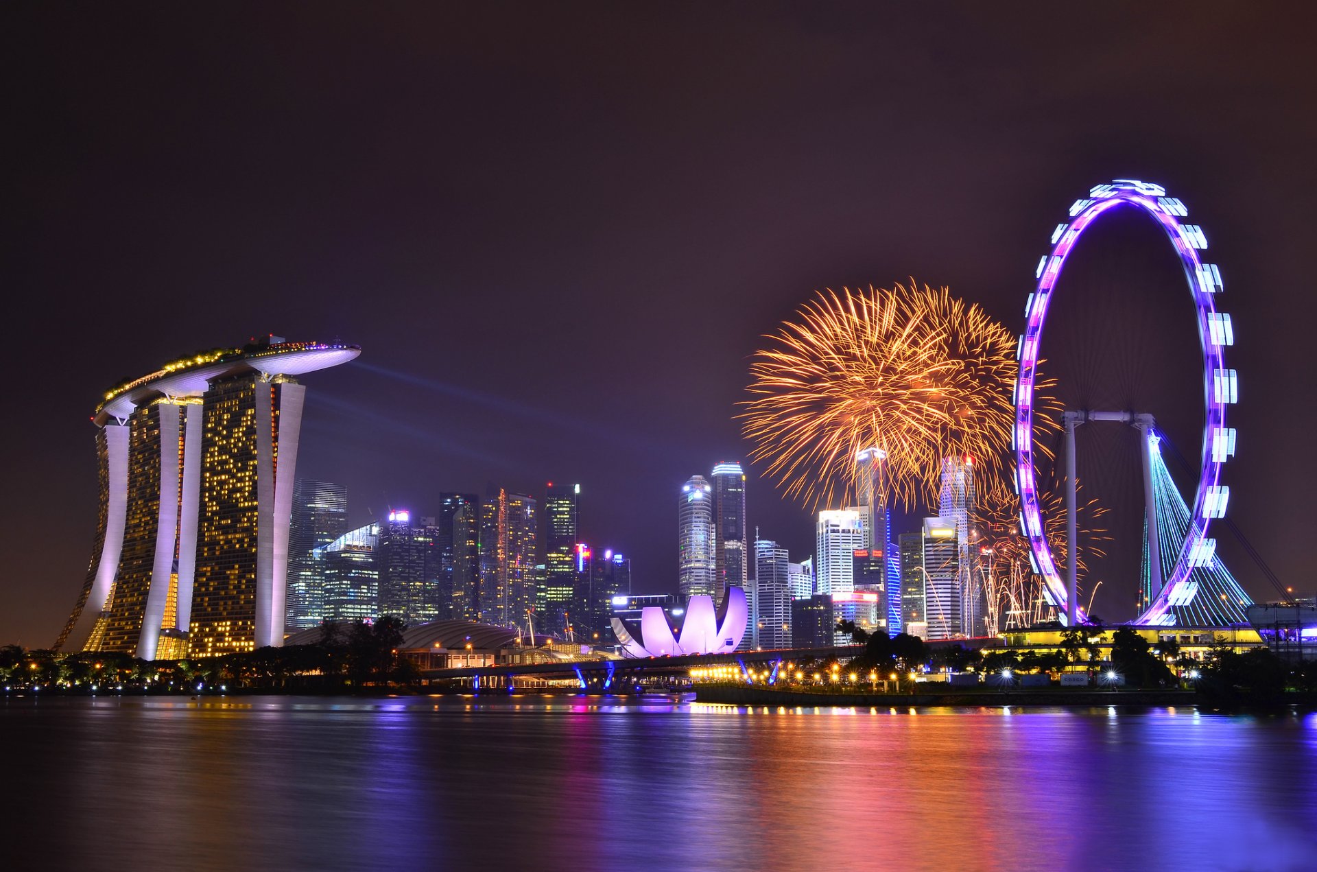 singapur jardines de la bahía noche arquitectura rascacielos linternas cielo nubes reflexión recreación fuegos artificiales ciudad-estado metrópolis luces iluminación bahía vacaciones