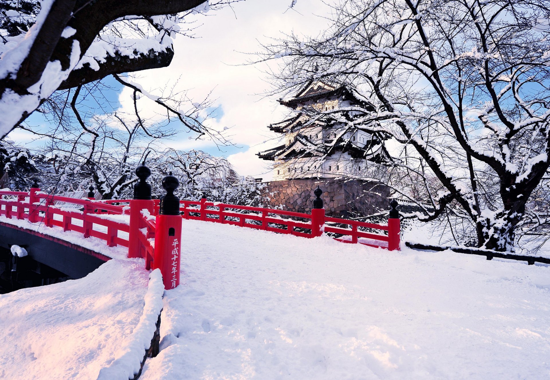 japonia prefektura aomori miasto hirosaki zima śnieg japoński zamek most drzewa woda glenn ぐ れ ん w japonii