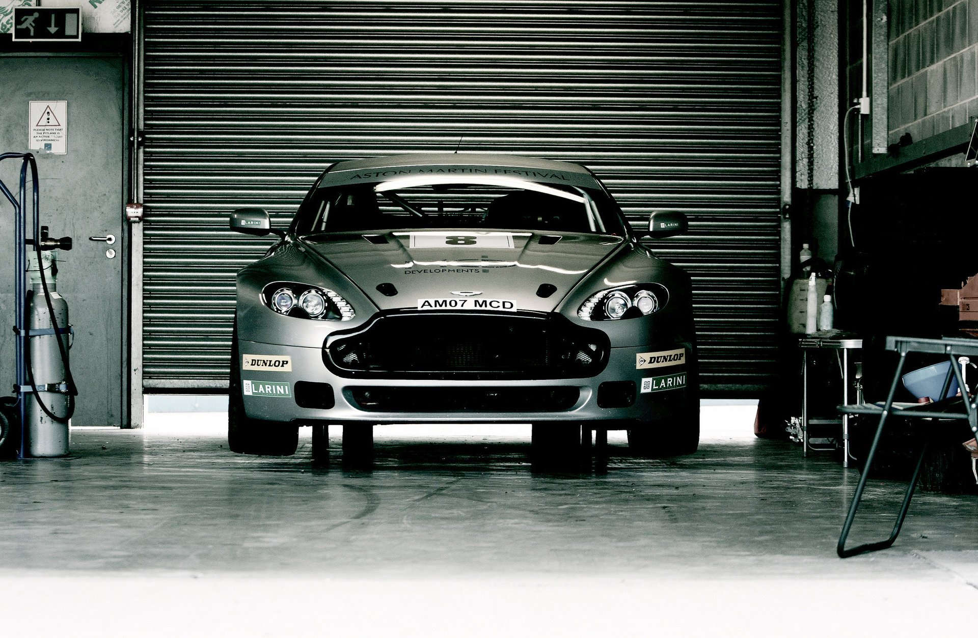 hipwell photography n24 amoc vantage v8 aston martin garaje