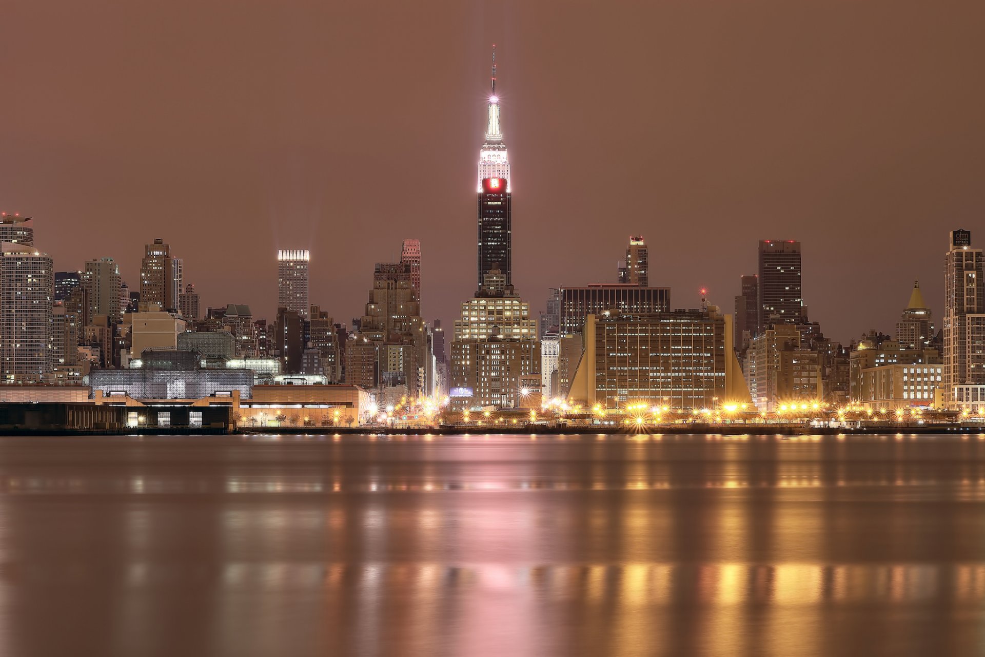 états-unis new york métropole bâtiments gratte-ciel nuit rétro-éclairage lumières ciel rivière réflexion