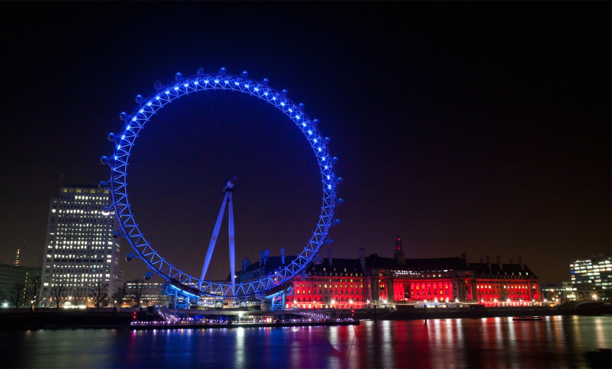 royaume-uni angleterre londres ville du soir rétro-éclairage lumières illuminations grande roue bâtiments maisons promenade rivière réflexion