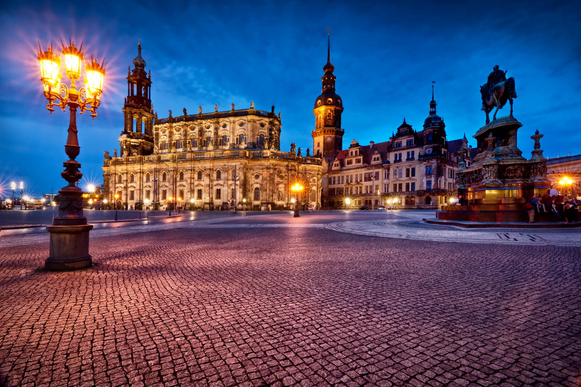 dresden deutschland theaterplatz denkmal licht laternen menschen abend