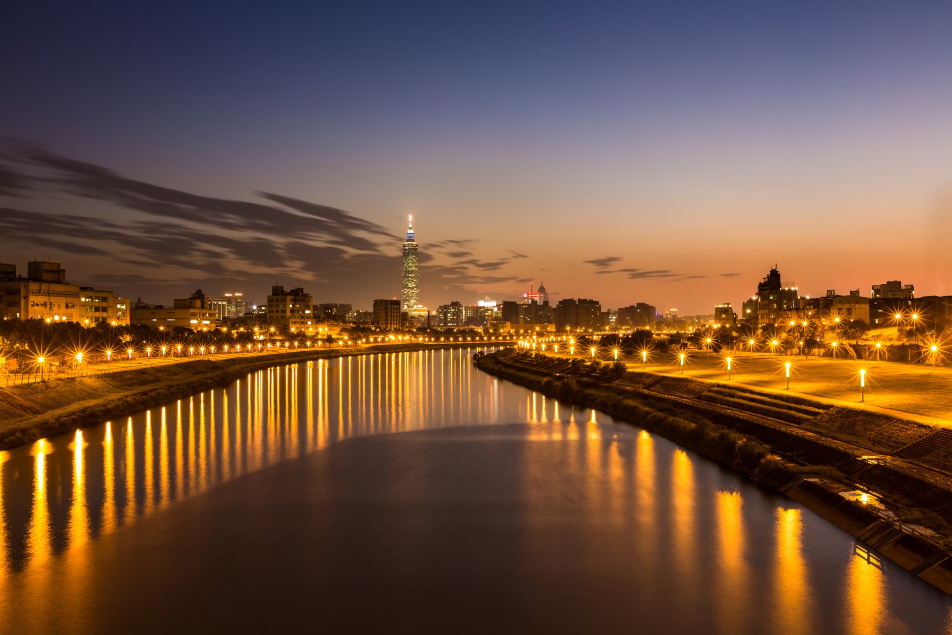 china china taiwan taipeh stadt fluss abend orange sonnenuntergang himmel wolken licht lichter laternen reflexion