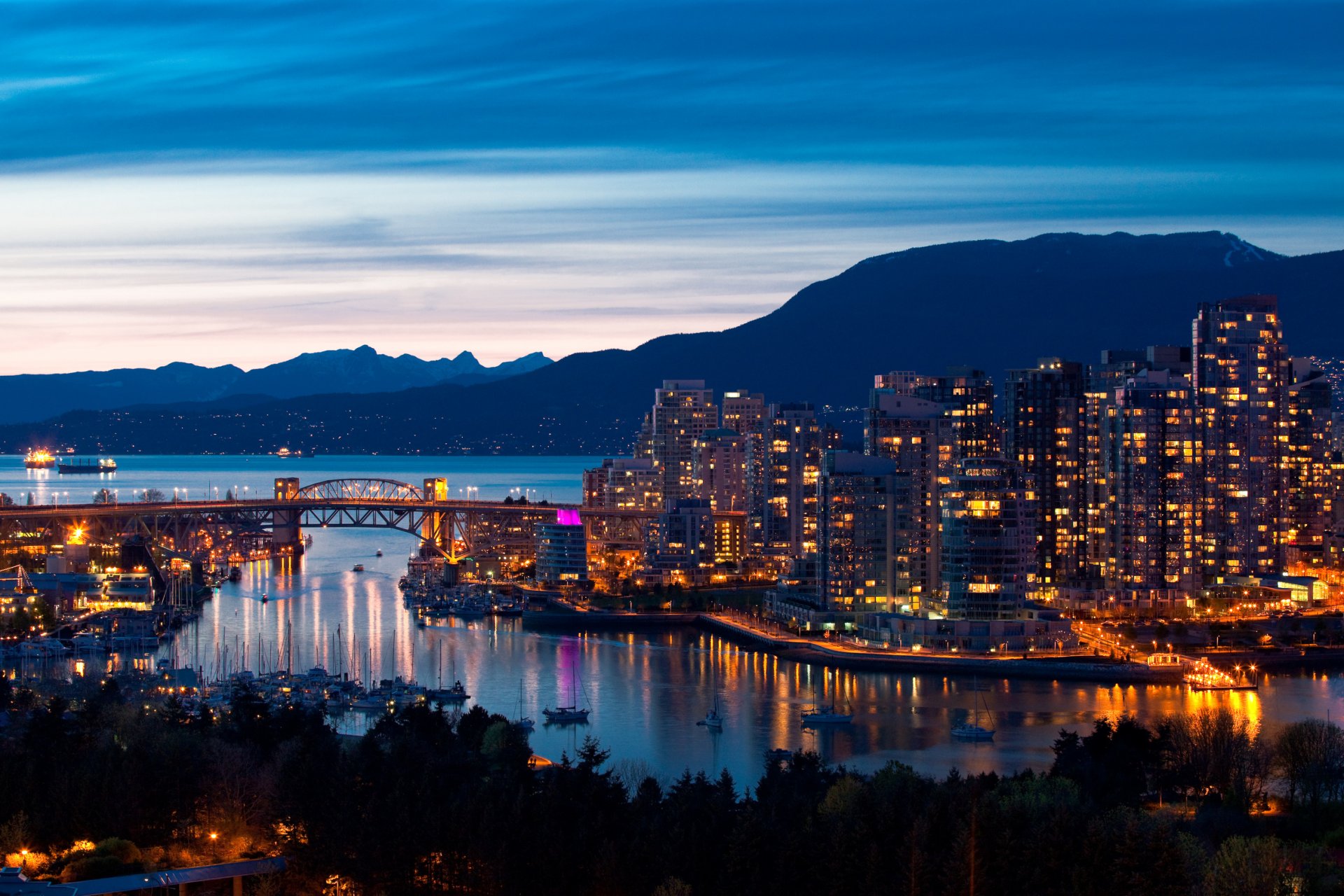 ciudad vancouver canadá tarde puerto mar casas puente barcos montañas cielo paisaje panorama luces