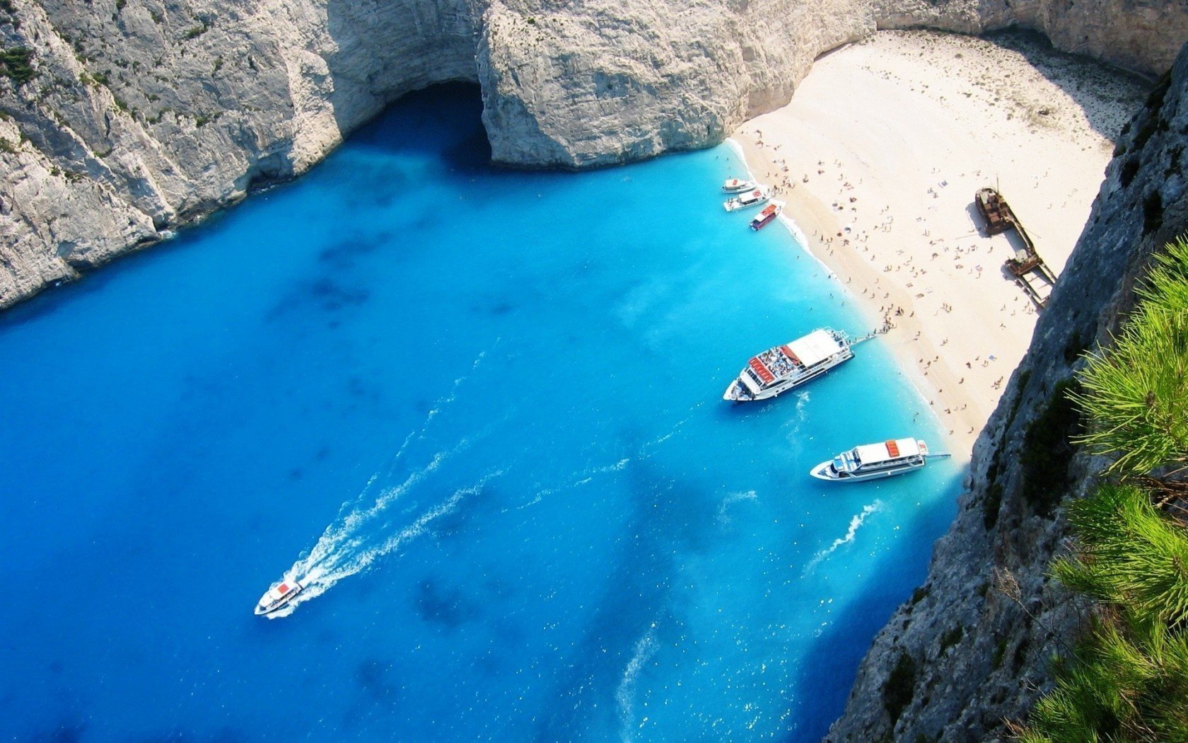 yachts plage rochers mer