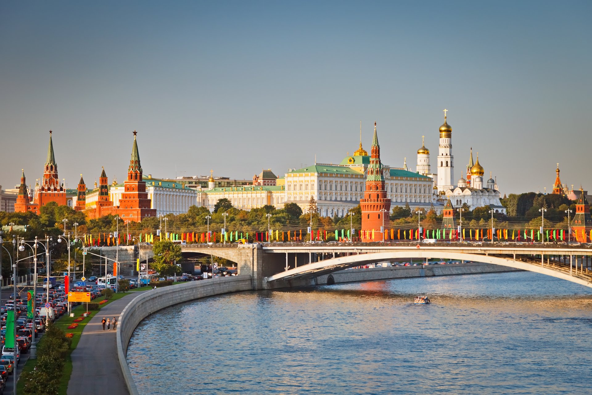 moscow the kremlin moscow river bridge embankment