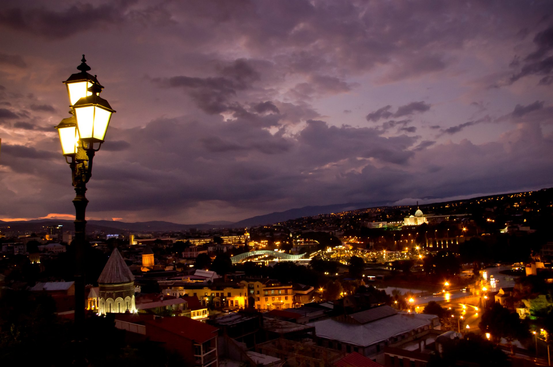 georgien tiflis hauptstadt stadt panorama nacht gebäude architektur lichter hintergrundbeleuchtung laternen