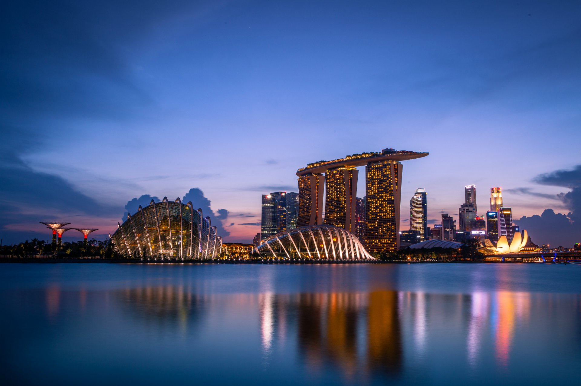 singapur bay gardens abend architektur wolkenkratzer lichter blauer himmel sonnenuntergang wolken reflexion blauer himmel stadtstaat metropole lichter hintergrundbeleuchtung bucht