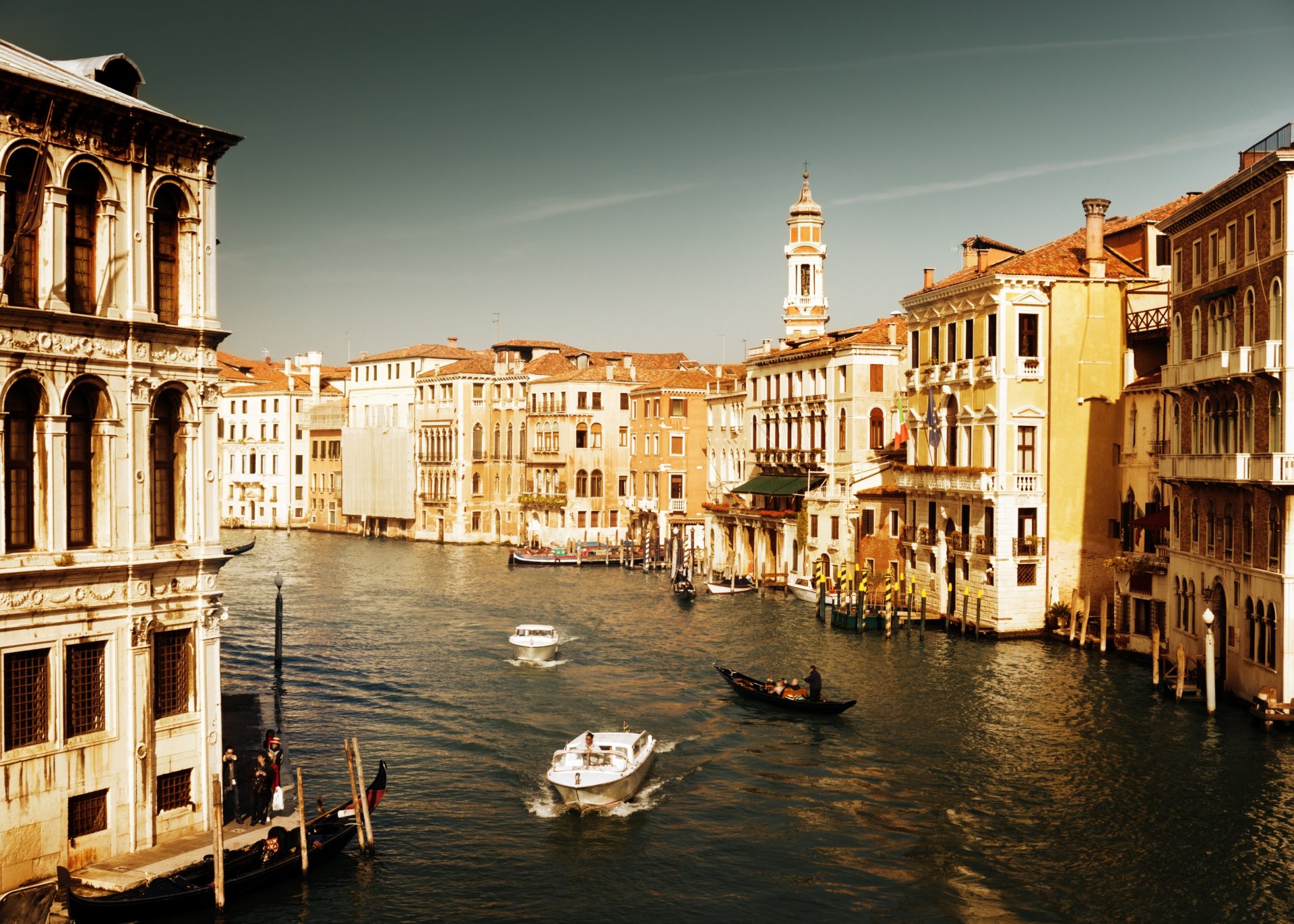 venedig italien architektur häuser wasser meer kanal boote gondeln menschen