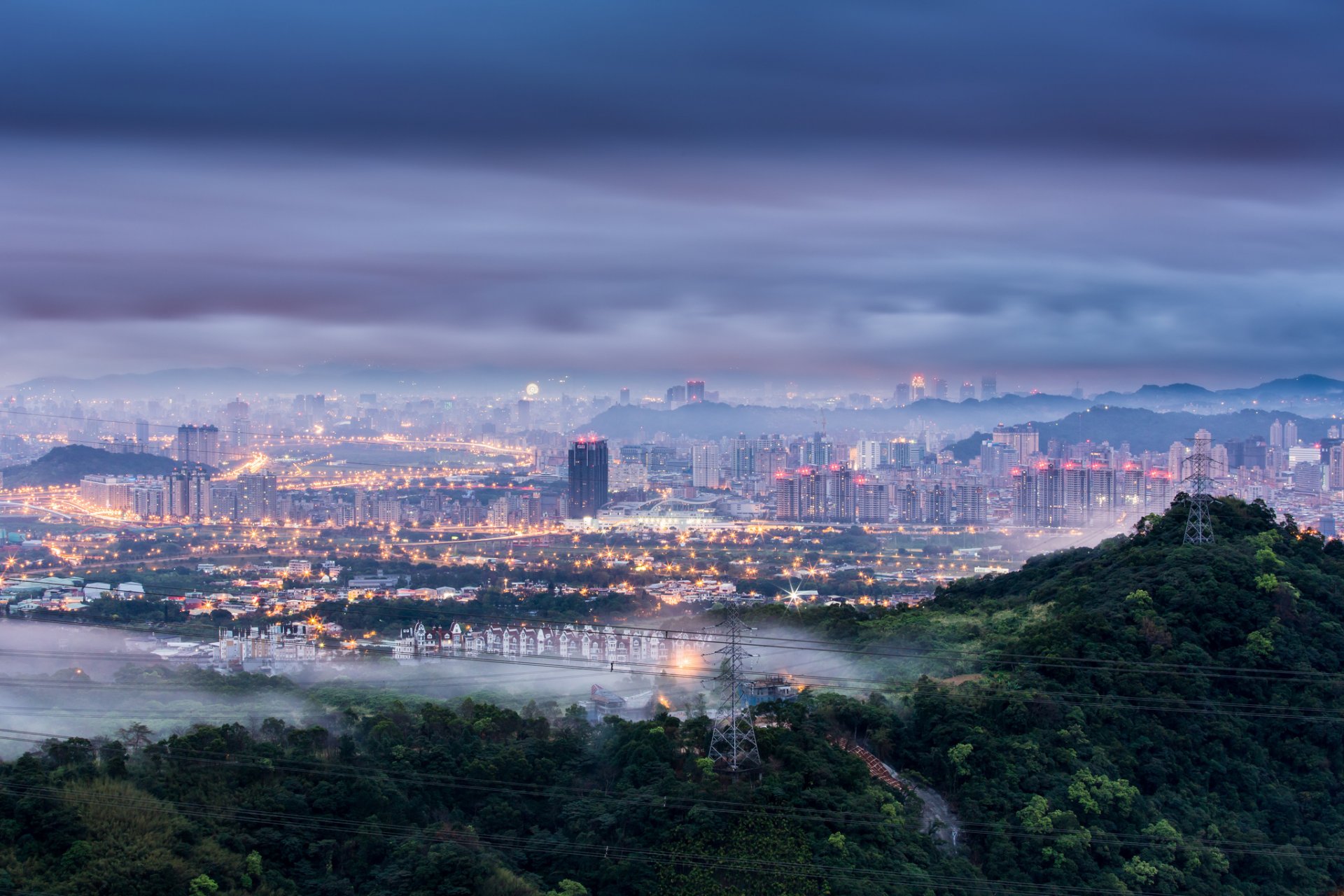 china república popular china taiwán taipei ciudad amanecer mañana azul cielo nubes niebla neblina luces iluminación árboles colinas soportes cables vista altitud panorama