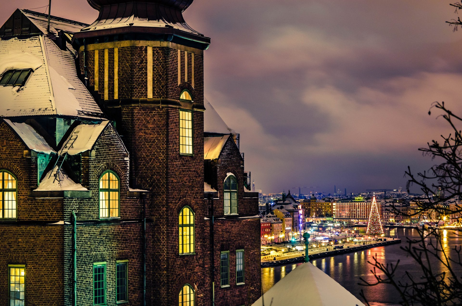 szwecja sztokholm miasto wieczór dom budynek okna światło zima śnieg wakacje