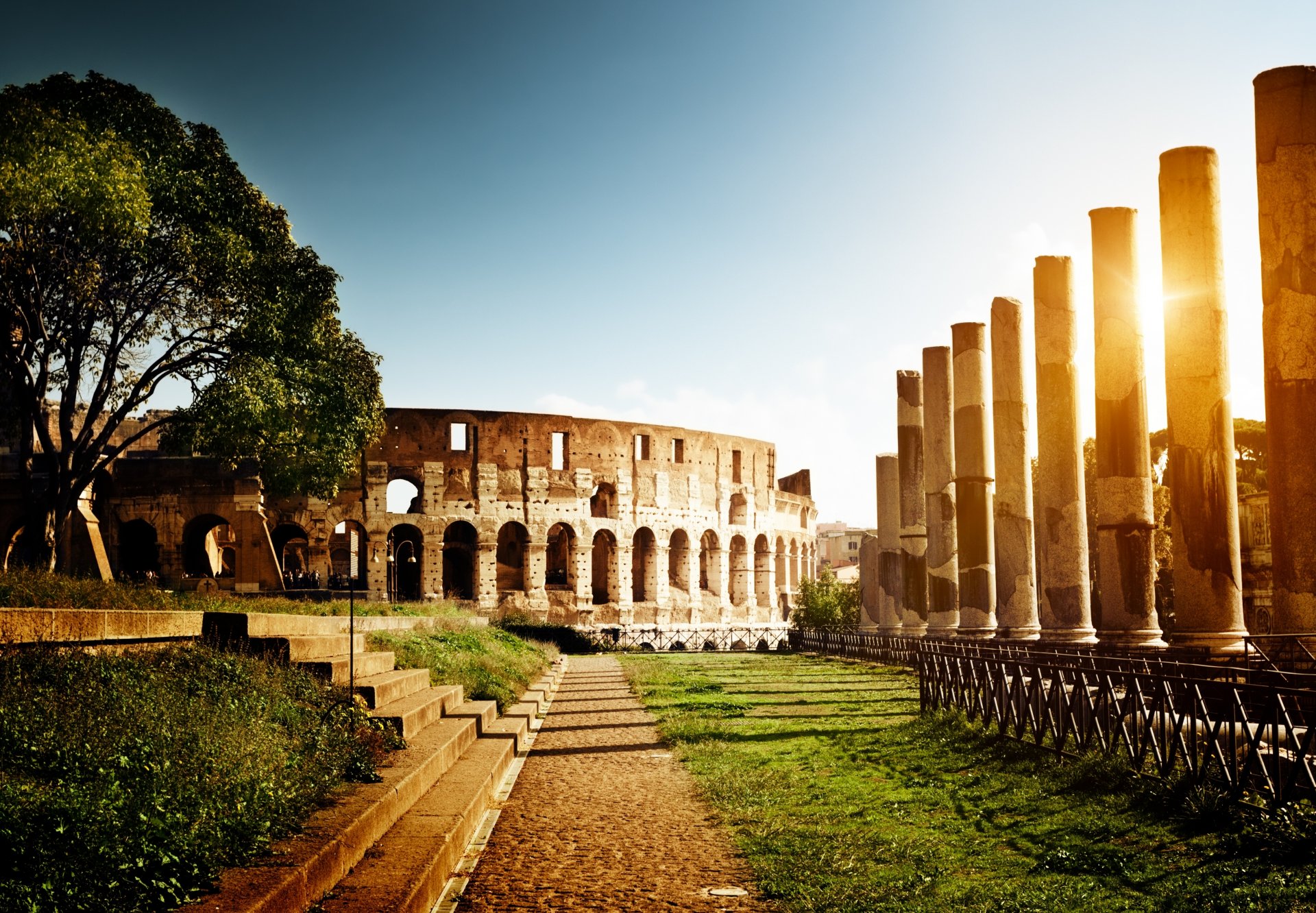 italie rome colisée amphithéâtre architecture colonnes marches soleil lumière