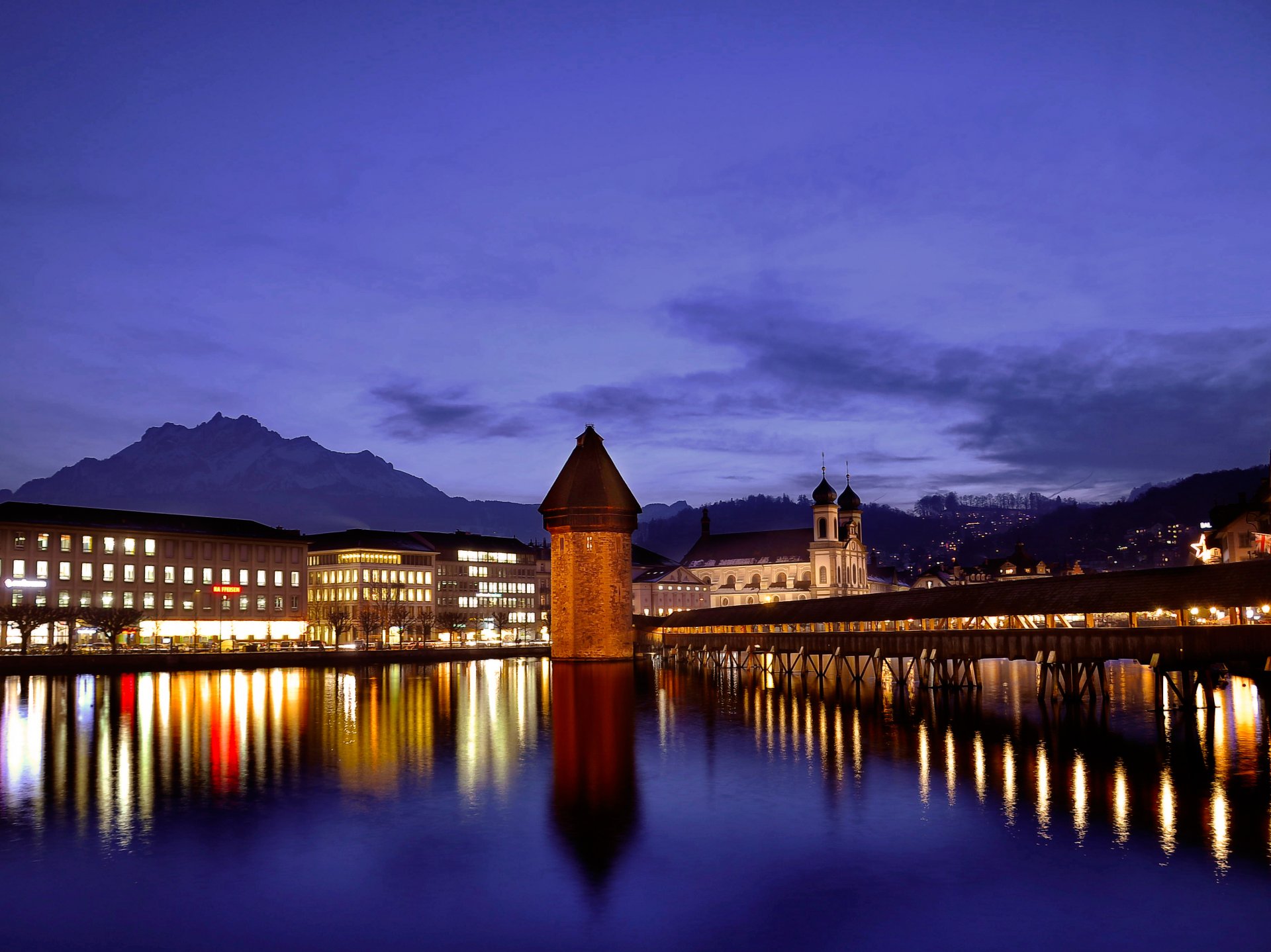 suisse lucerne nuit crépuscule bleu ciel bâtiments temples rétro-éclairage lumières montagnes pont promenade rivière eau surface réflexion