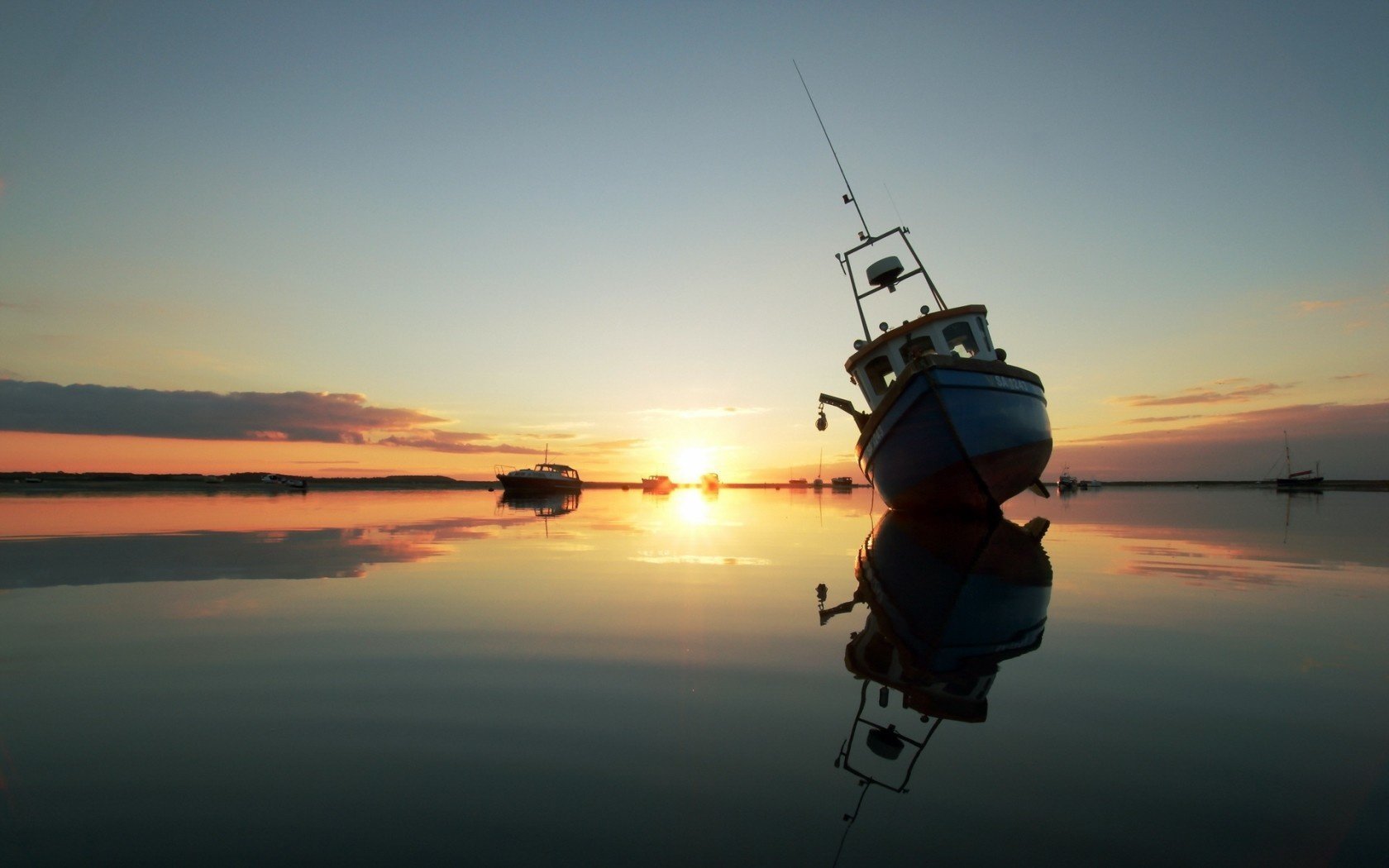 coucher de soleil lac navires