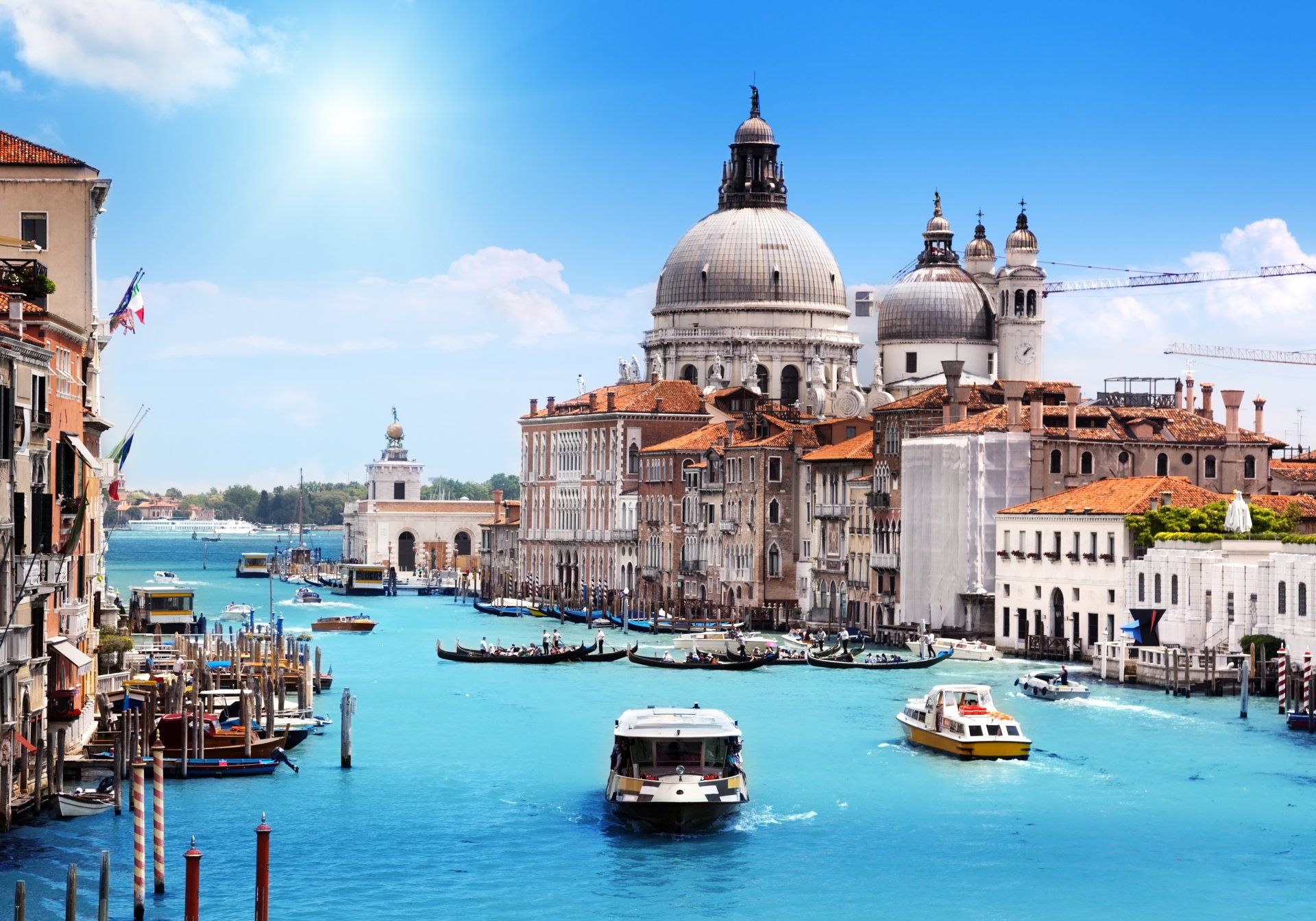 venise ville italie santa maria della salute basilique santa maria della salute cathédrale grand canal canal grande architecture mer bateaux canal gondoles soleil ciel nuages