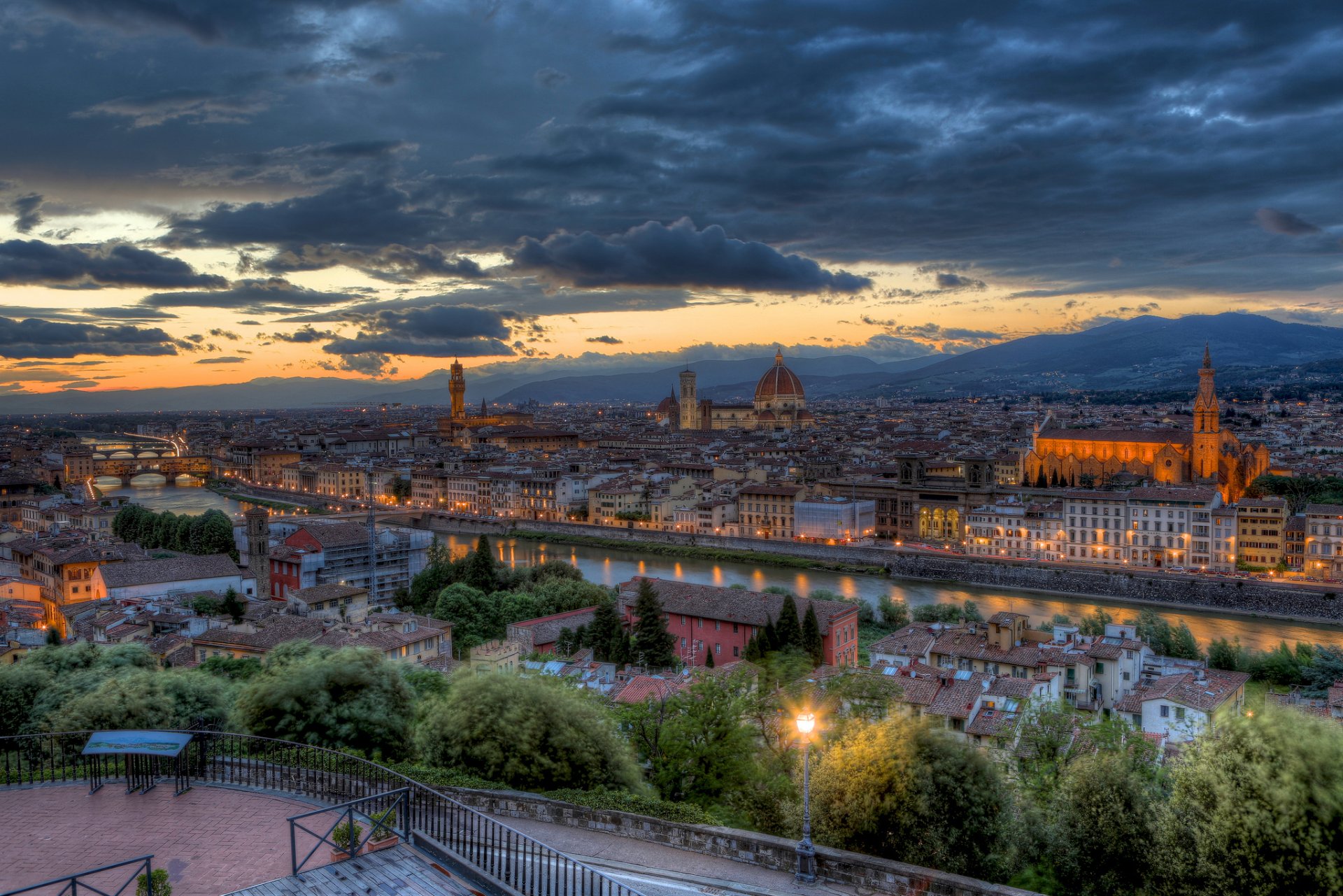 italien toskana florenz abend sonnenuntergang panorama bäume architektur brücke fluss hintergrundbeleuchtung lichter laternen