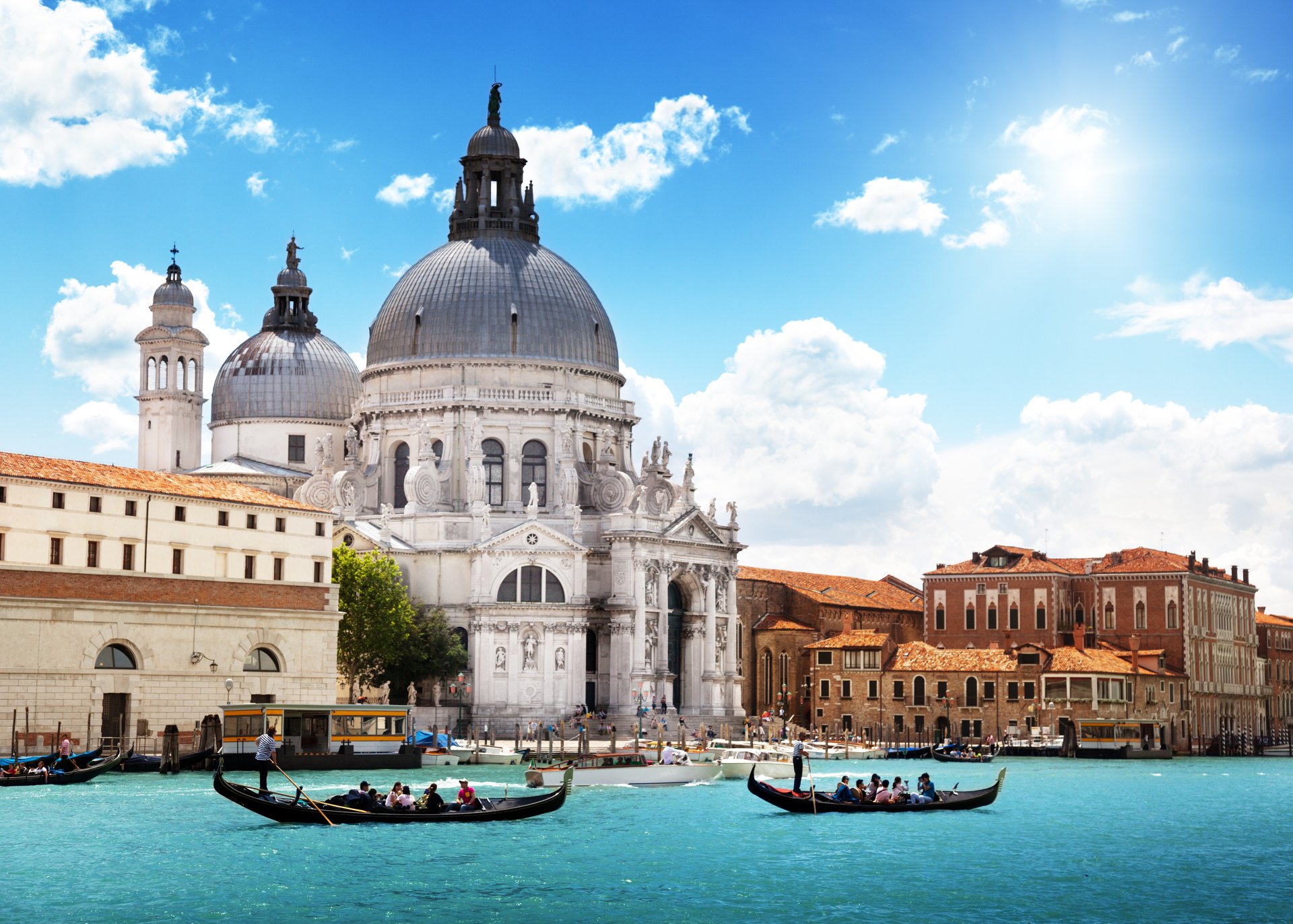 venise italie ville architecture cathédrale santa maria della salute mer canal gondoles personnes ciel nuages