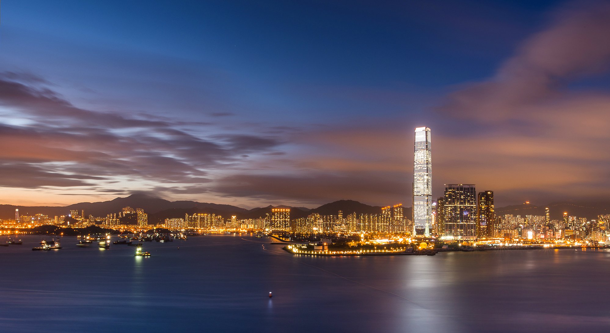 hongkong china victoria harbour bucht abend himmel wolken sonnenuntergang metropole wolkenkratzer lichter hintergrundbeleuchtung