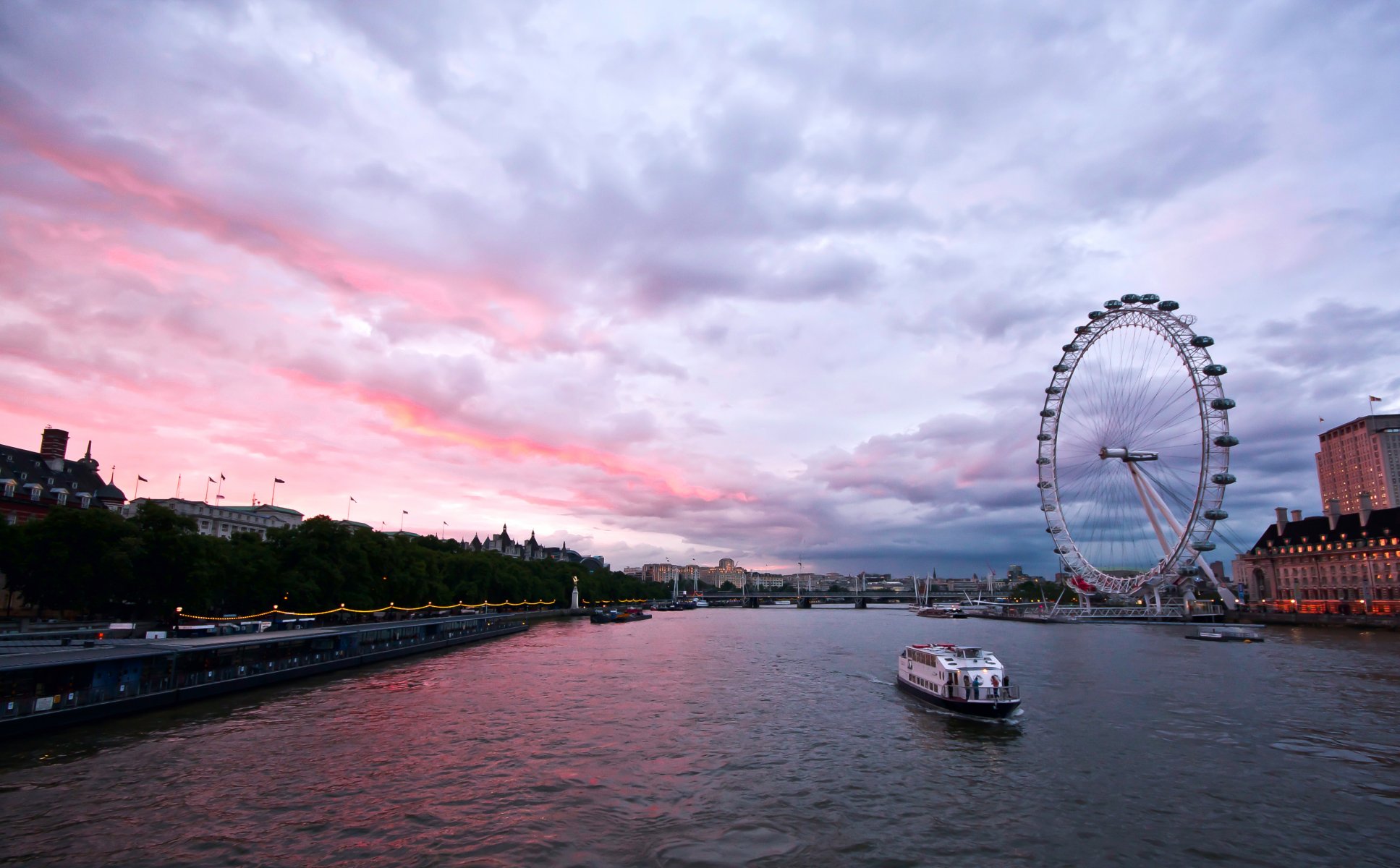 regno unito inghilterra londra capitale ruota panoramica sera edifici architettura lungomare fiume tamigi cielo nuvole london eye capitale