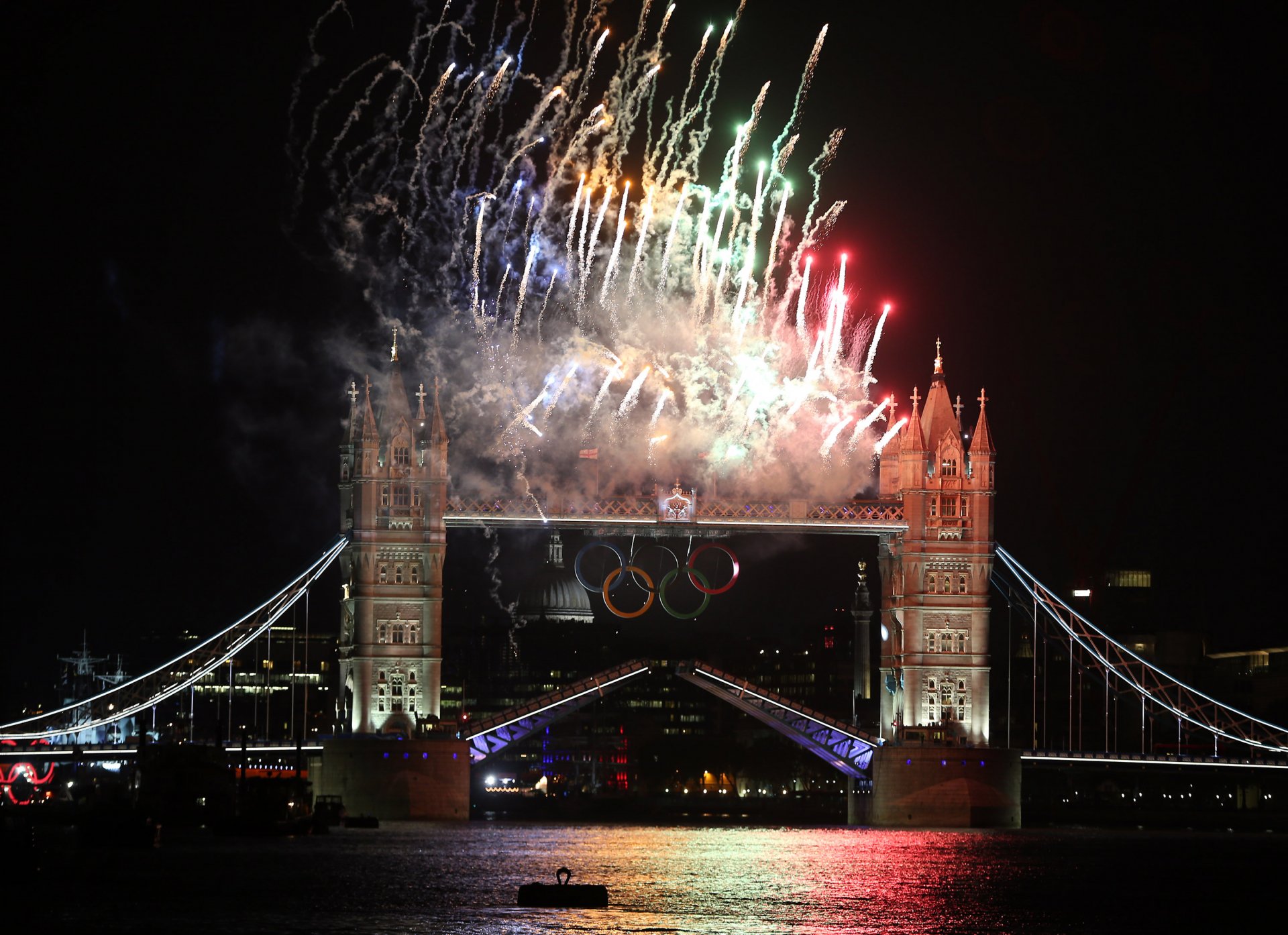 london 2012 eröffnungszeremonie der olympischen spiele feuerwerk feuerwerk feuerwerk tower bridge nacht großbritannien london 2012