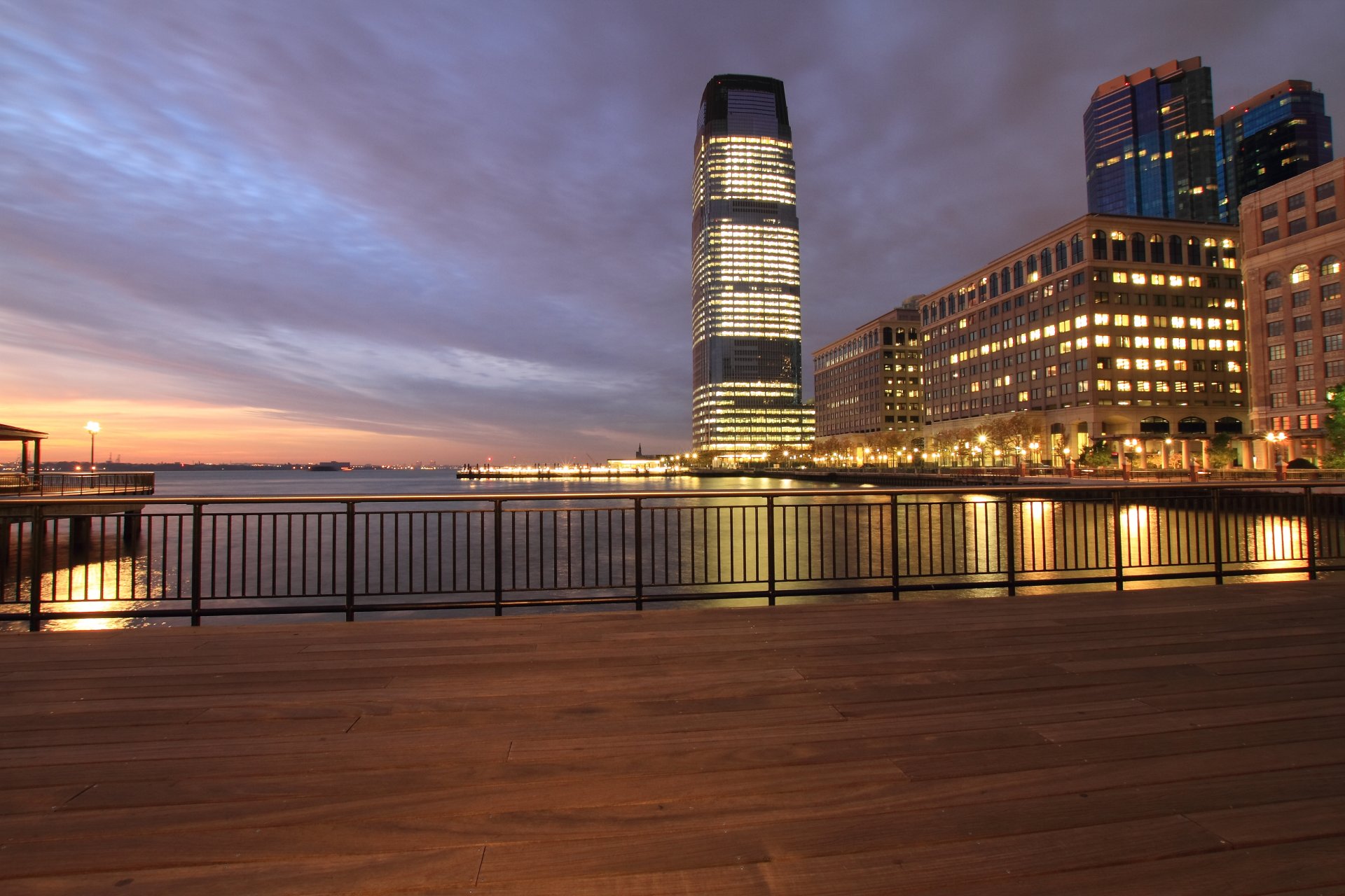 estados unidos jersey city nueva jersey nueva jersey noche naranja puesta de sol cielo nubes nubes rascacielos iluminación luces terraplén río hudson