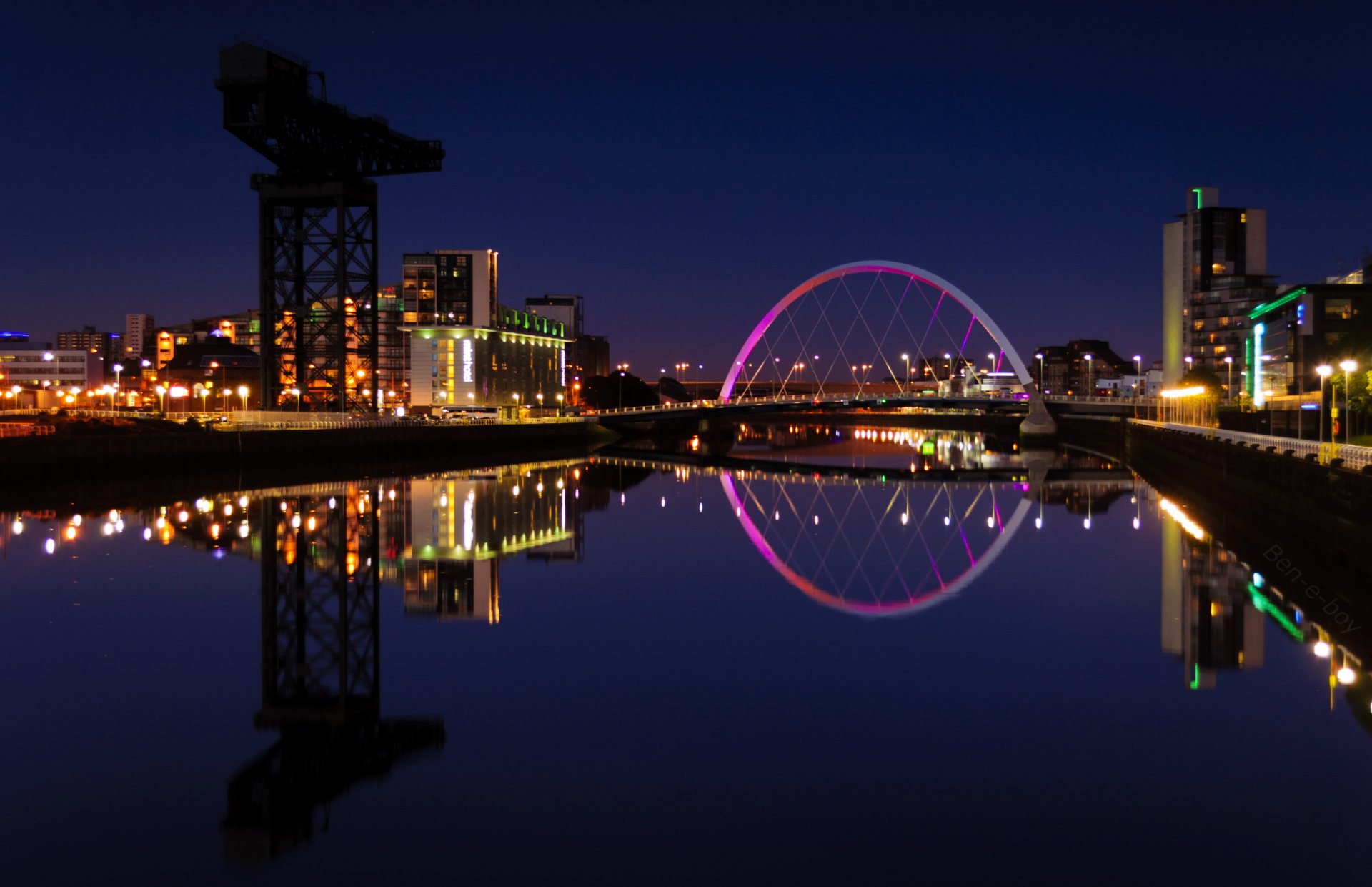 großbritannien schottland glasgow abend universität gebäude hintergrundbeleuchtung lichter fluss reflexion