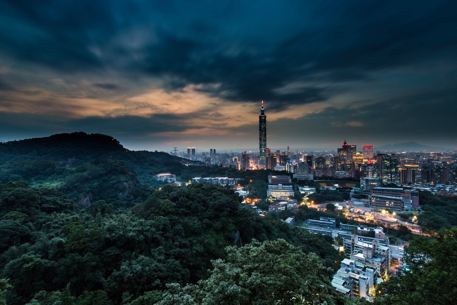 chine république populaire de chine taiwan taipei ville soirée crépuscule montagnes collines arbres ciel nuages tour bâtiments maisons lumières éclairage vue hauteur panorama