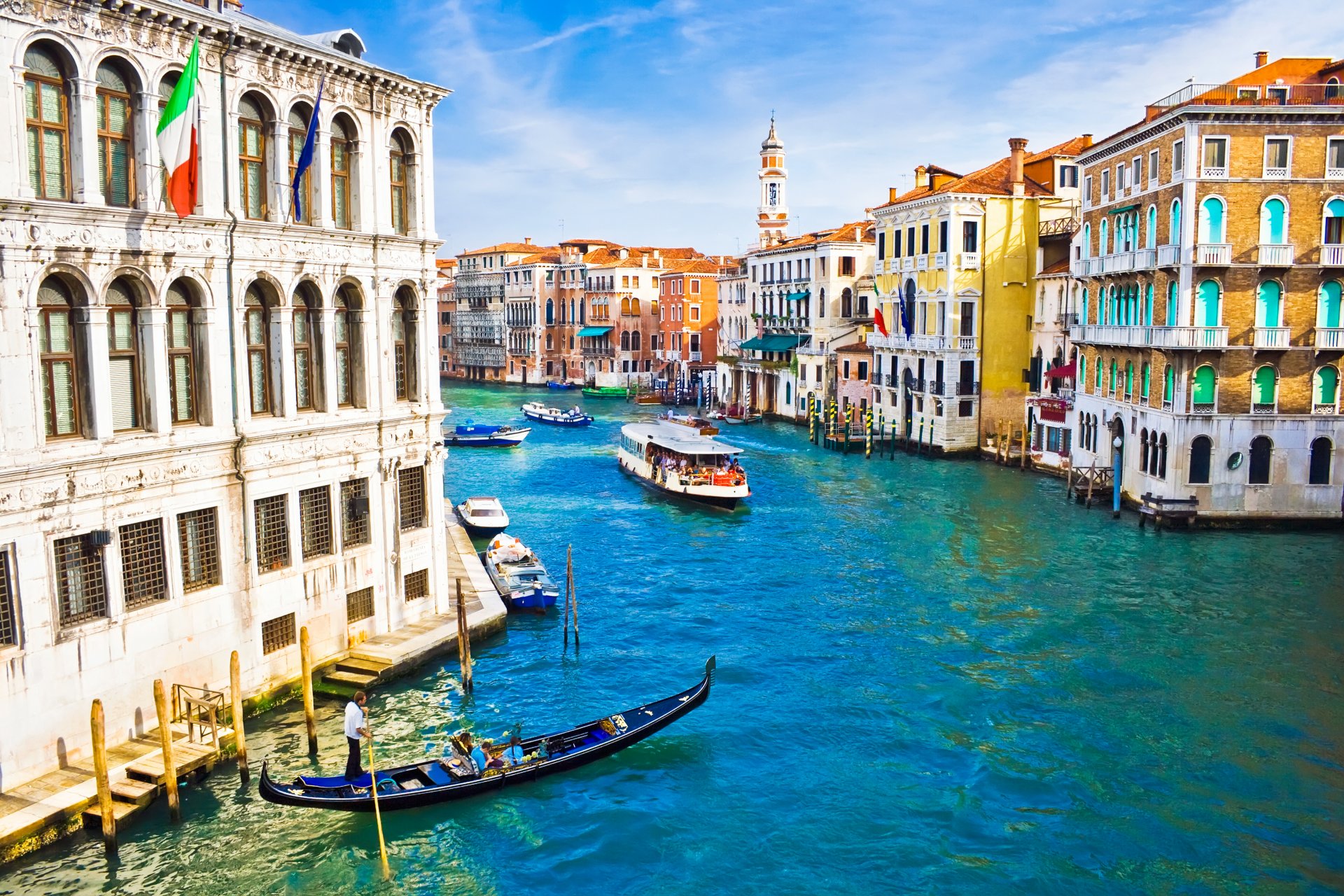 venecia italia arquitectura casas banderas canal góndola barcos personas