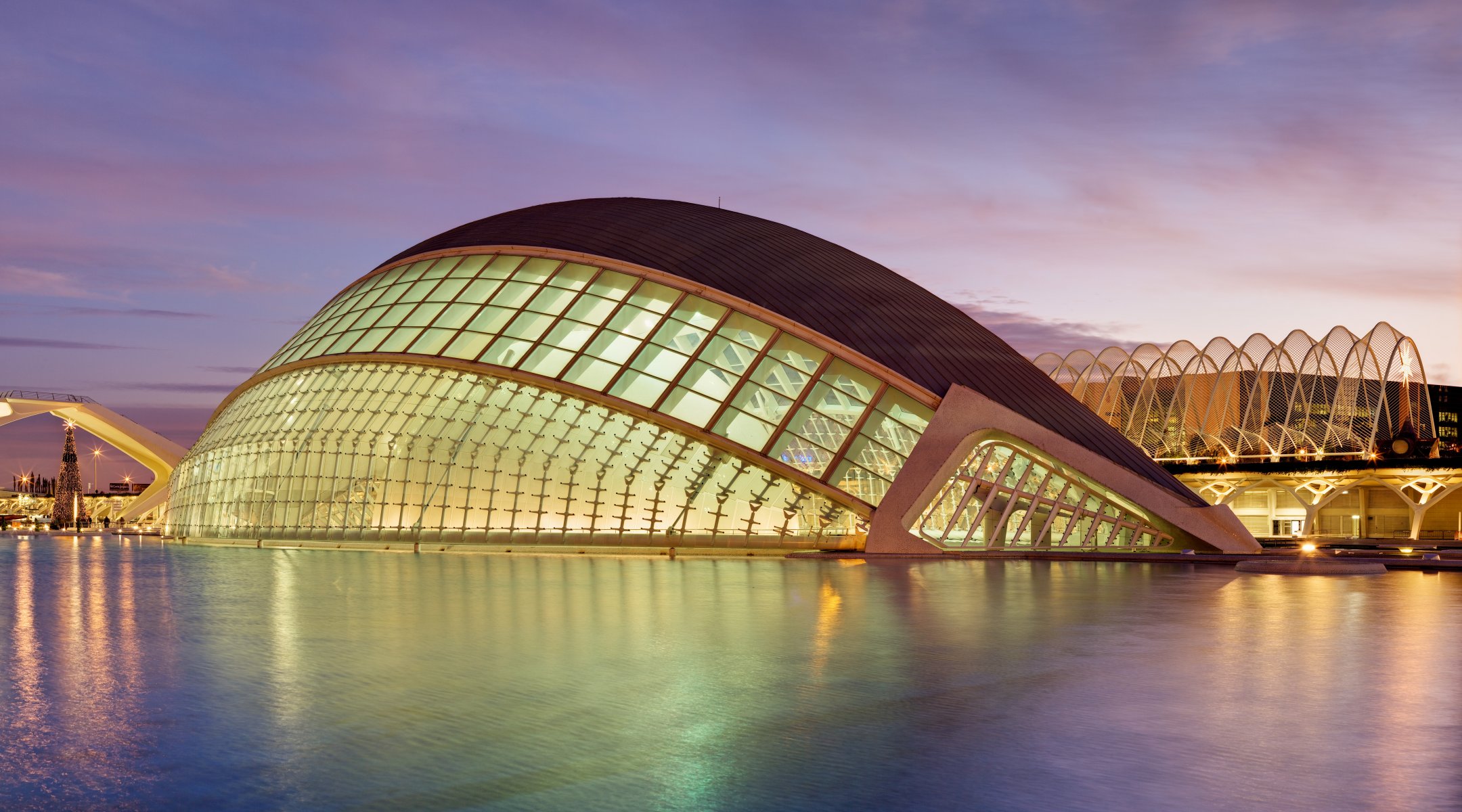 valencia españa l hemisfèric cine imax planetario teatro láser ciudad de las artes y las ciencias árbol de navidad noche crepúsculo luces árbol de navidad