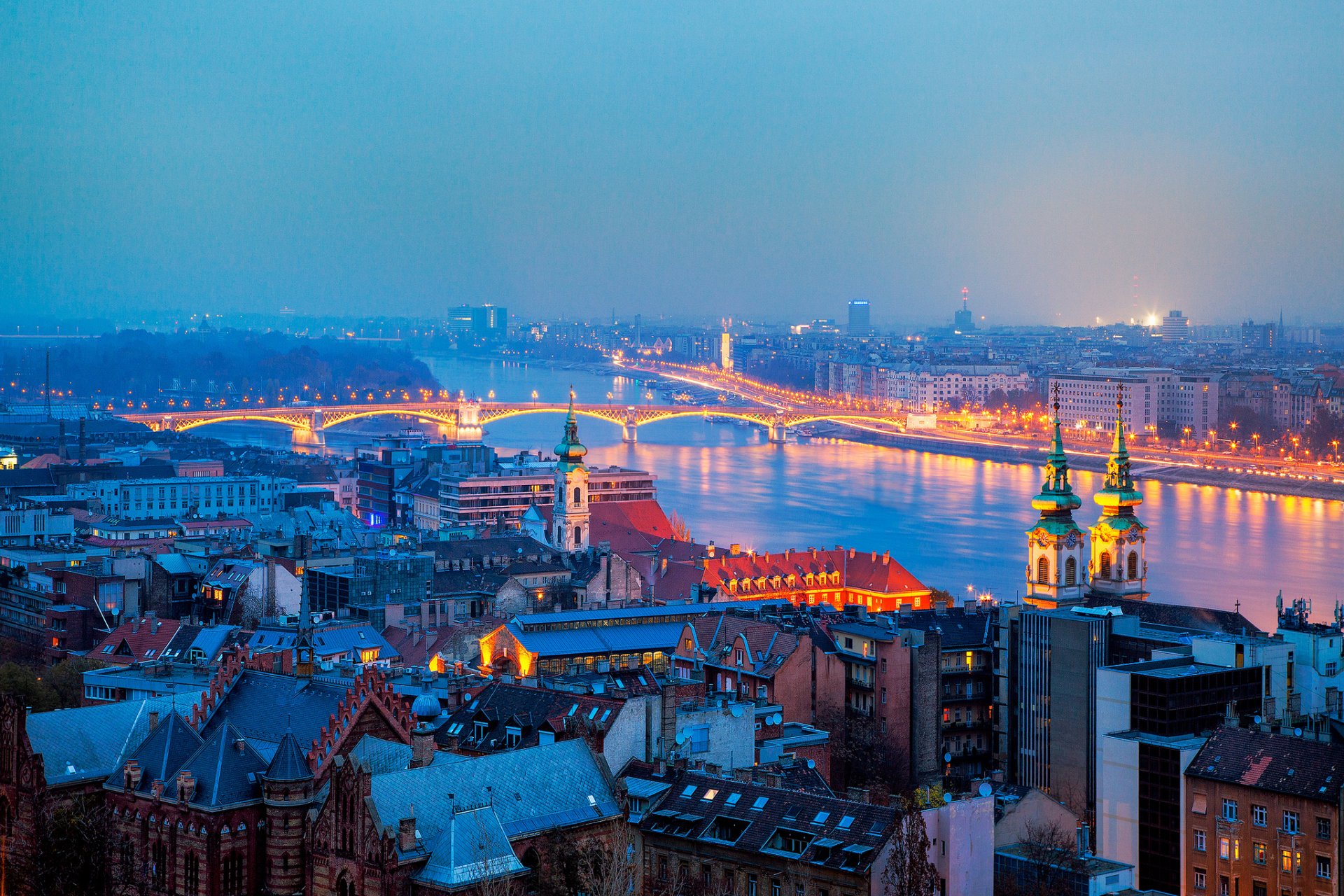 węgry budapeszt miasto wieczór panorama budynki domy rzeka most oświetlenie światła