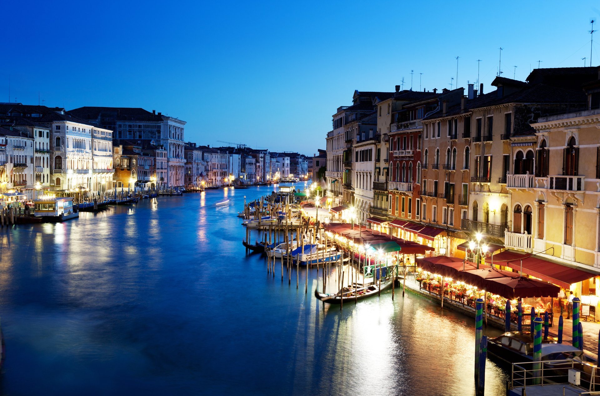 canal grande venedig italien canal grande abend gondeln boote architektur gebäude häuser cafés restaurants lichter beleuchtung menschen