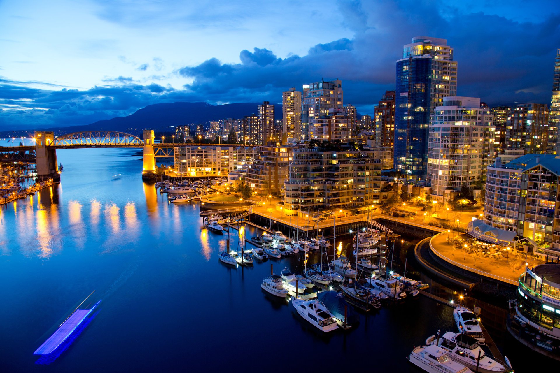 canada vancouver nuit bâtiments lumières réflexion eau bateaux pont quai