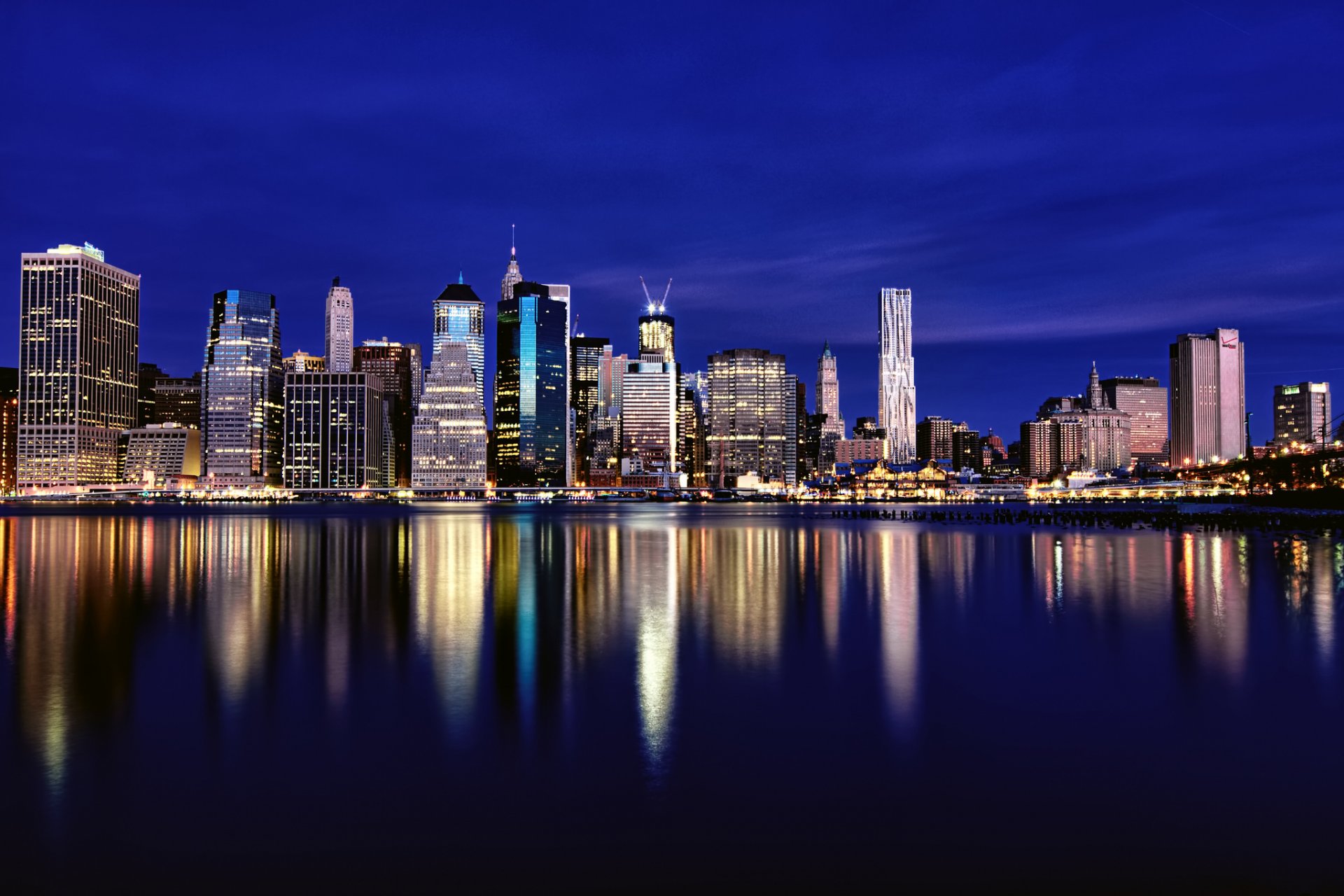 estados unidos nueva york metrópolis edificios rascacielos noche iluminación luces azul cielo río reflexión