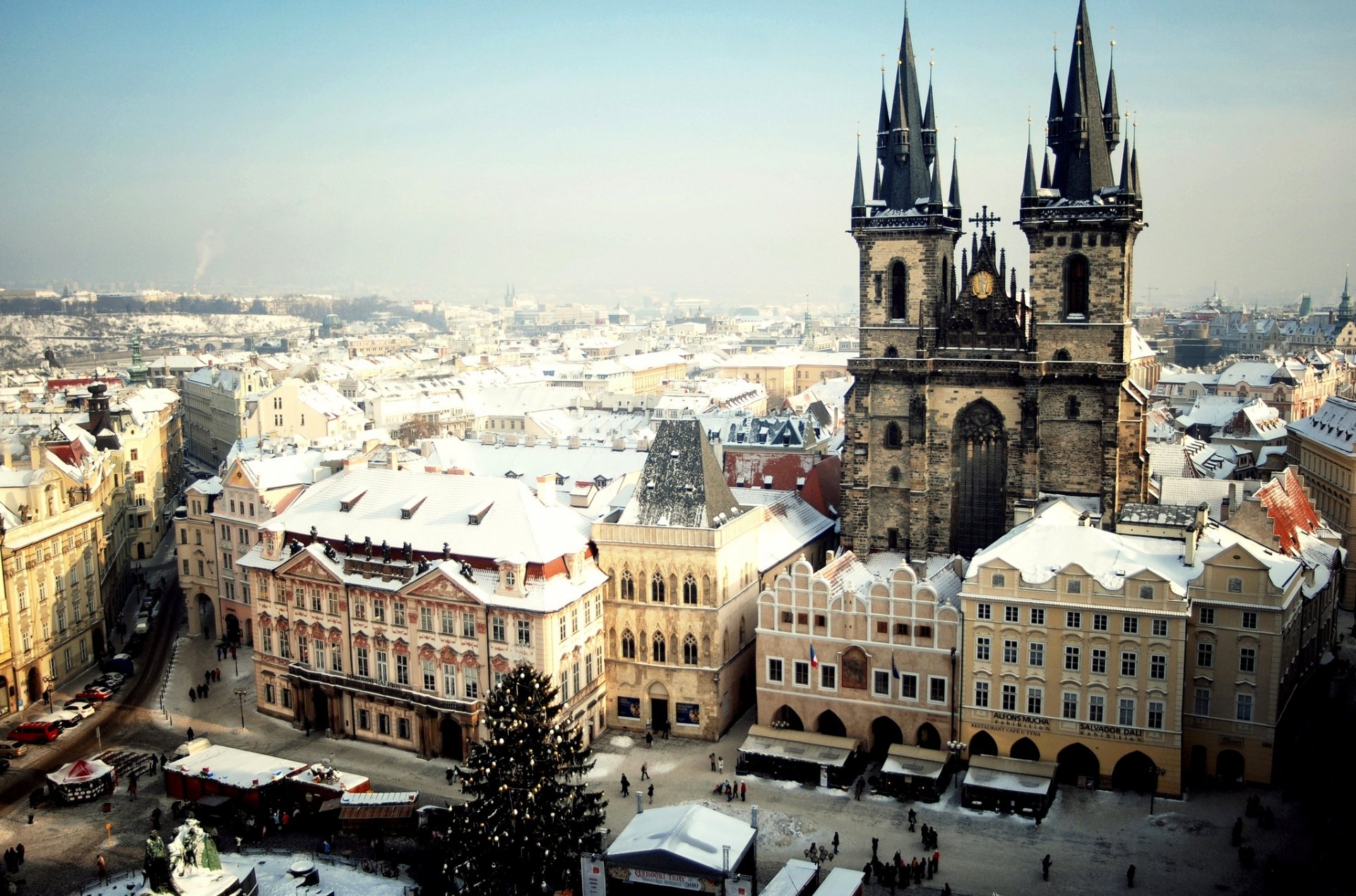 praga ceco repubblica ceca città piazza della città vecchia tempio di tyn albero di natale inverno neve persone