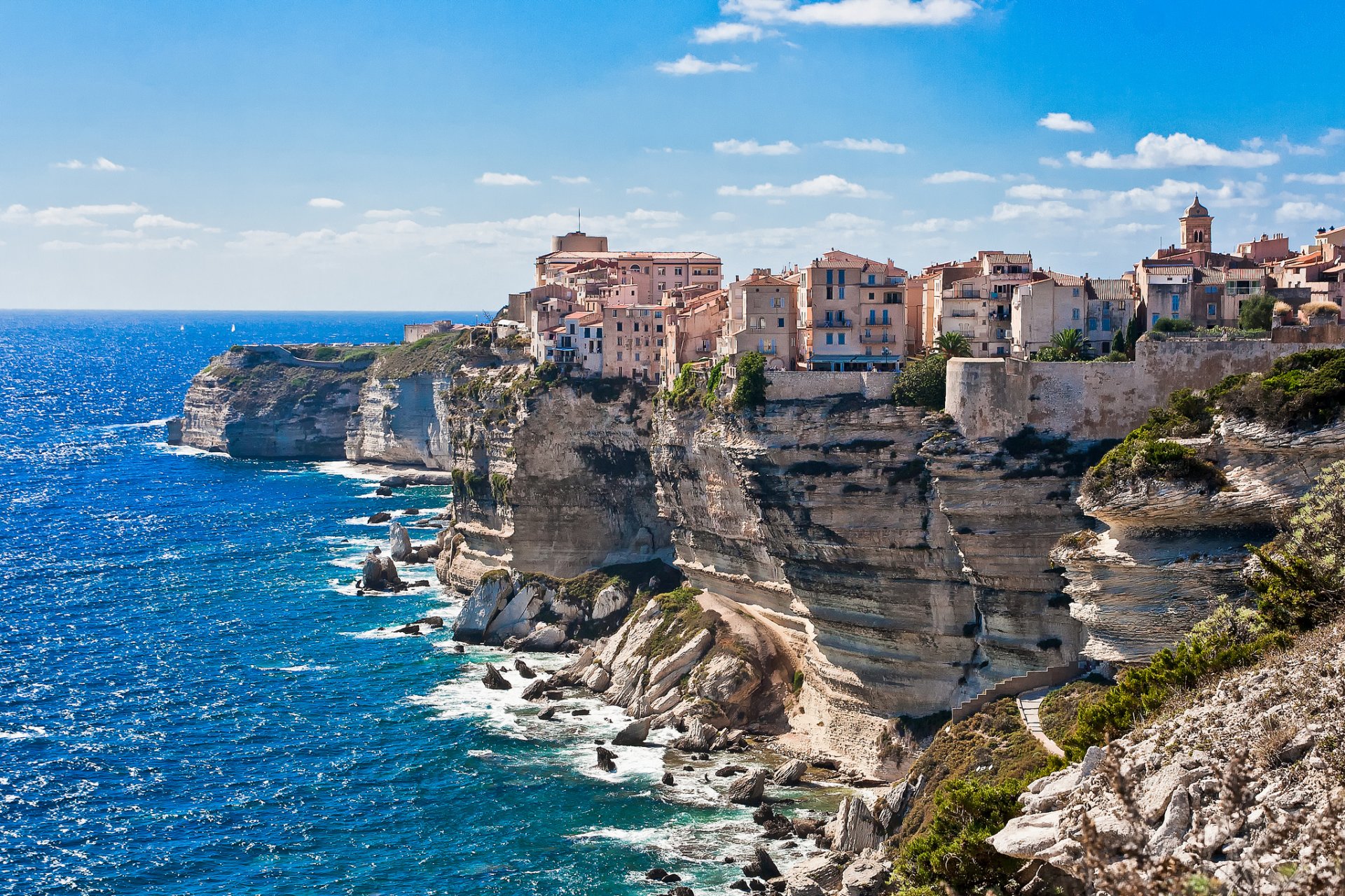 ciudad córcega en el borde mar rocas casas cielo