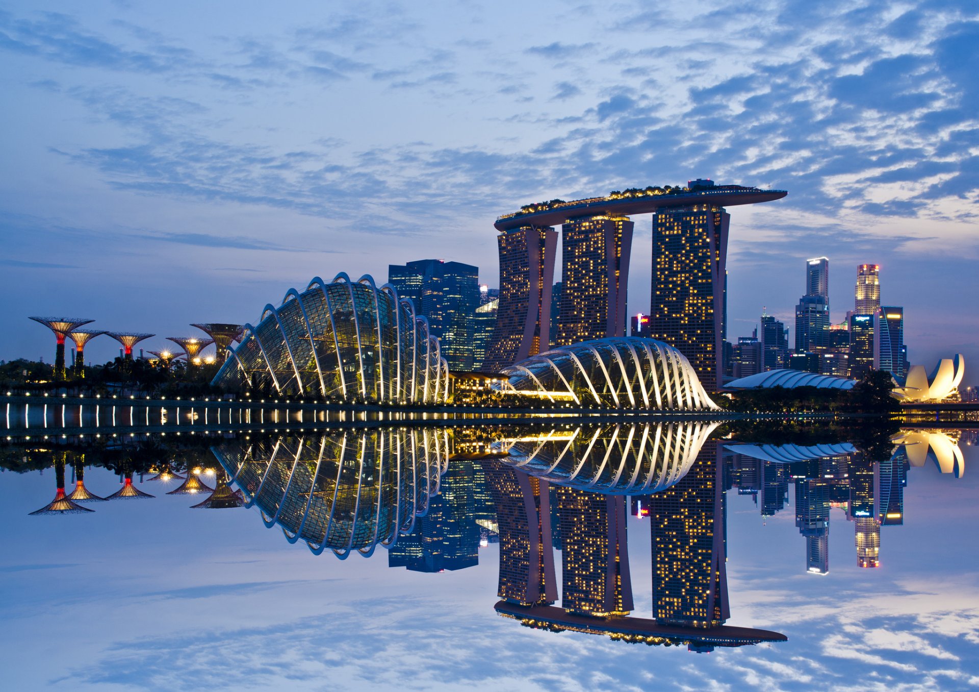 singapore giardini sulla baia sera architettura grattacieli luci cielo nuvole riflessione città-stato metropoli luci retroilluminazione baia