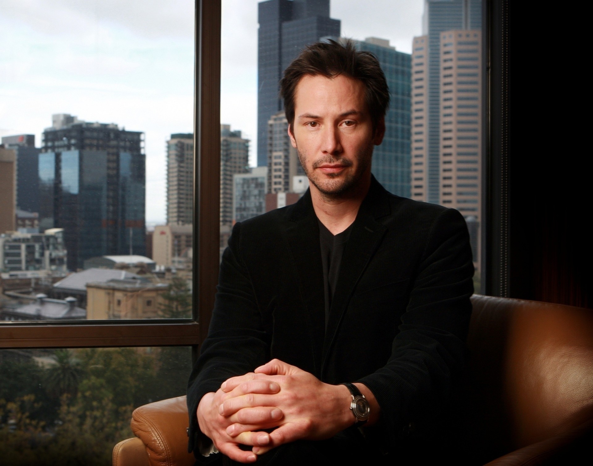 keanu reeves seduto attore