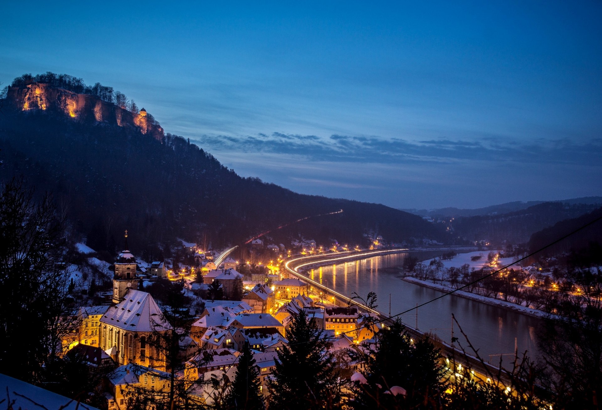 königstein landkreis sächsische schweiz alemania honstein ciudad fortaleza montaña suiza sajona río invierno nieve casas noche