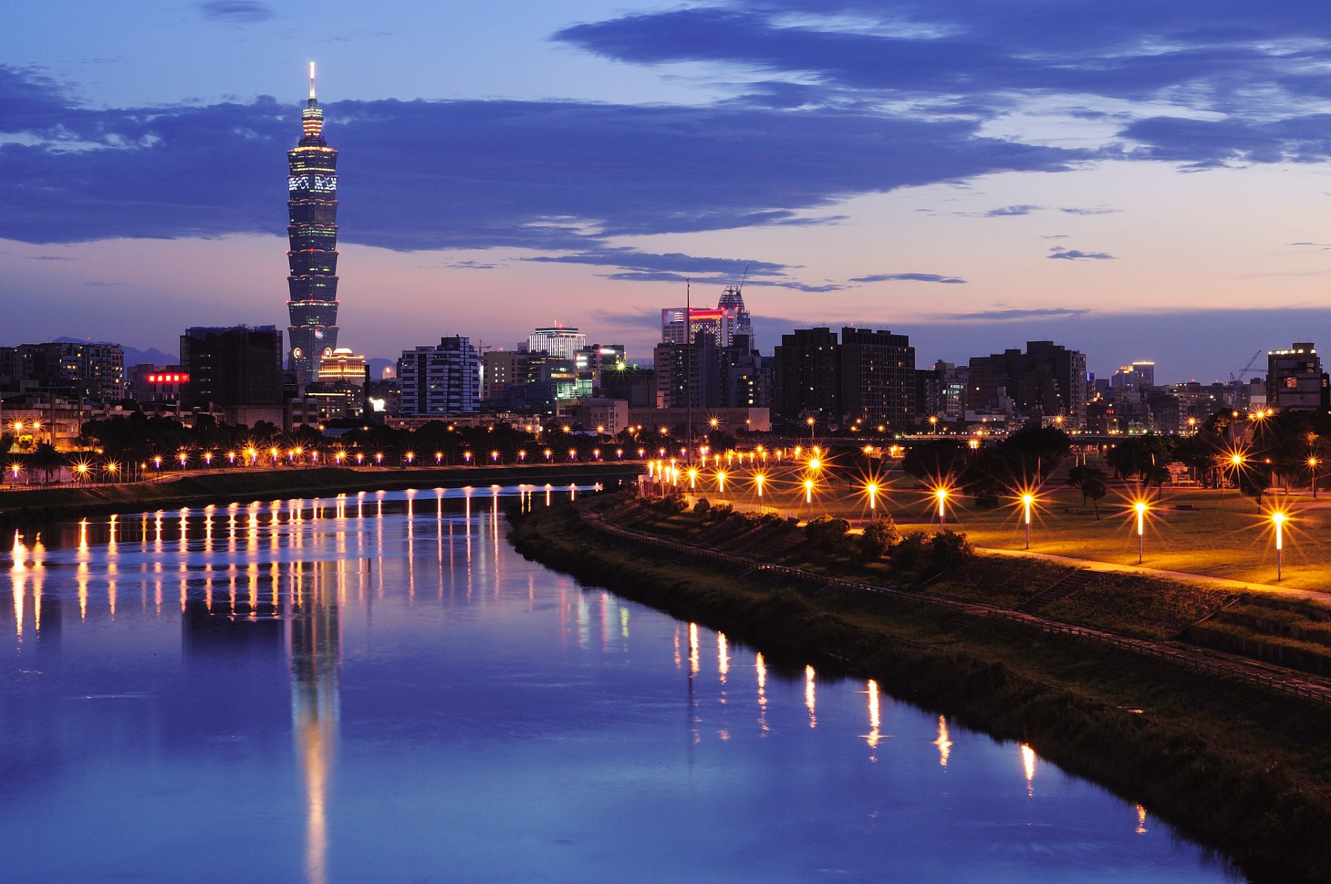 cina cina taiwan taipei città fiume sera tramonto cielo nuvole luce luci lanterne riflessione