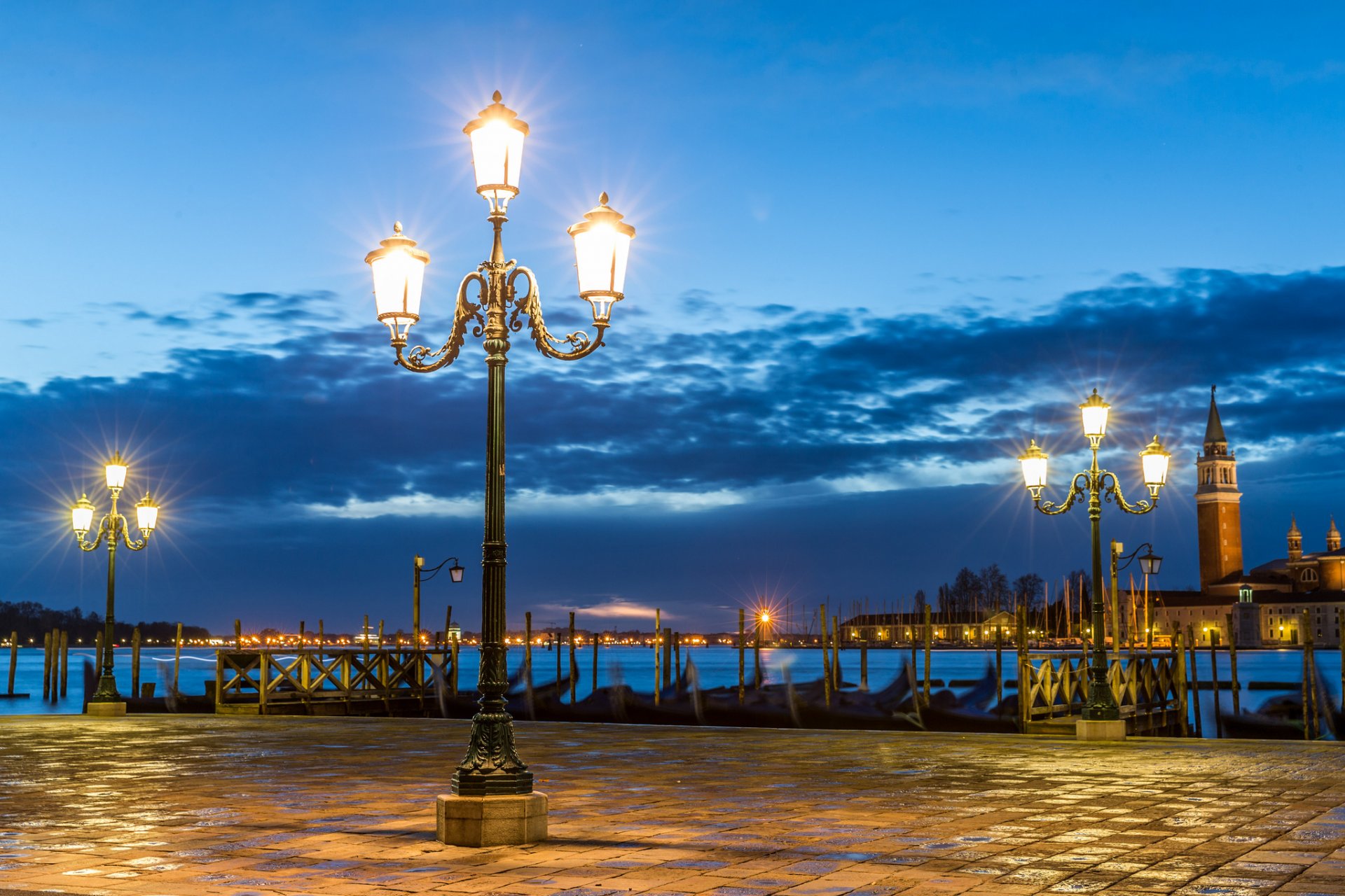 venecia italia plaza noche nubes linternas iluminación muelle góndolas