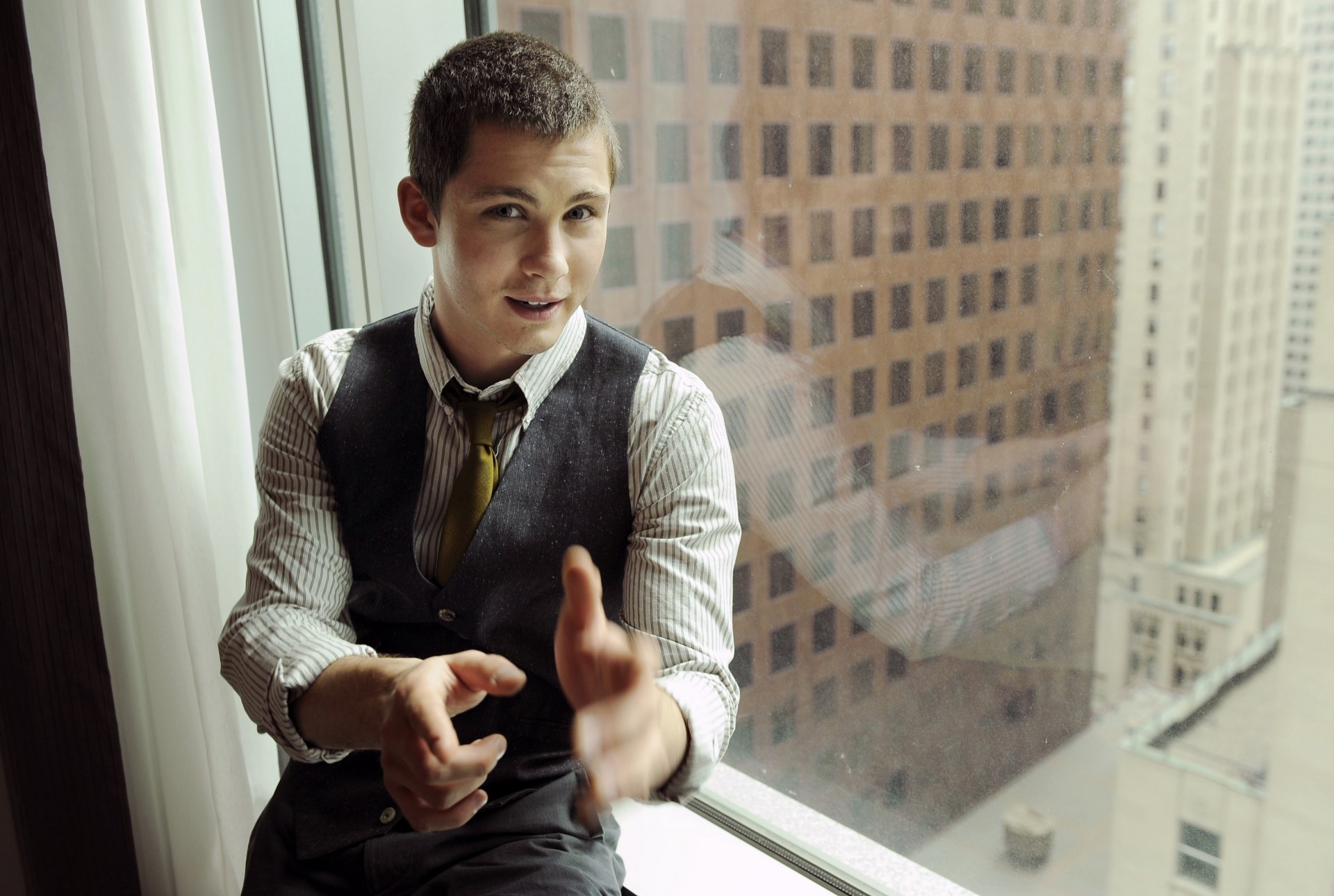 logan lerman finestra foto attore