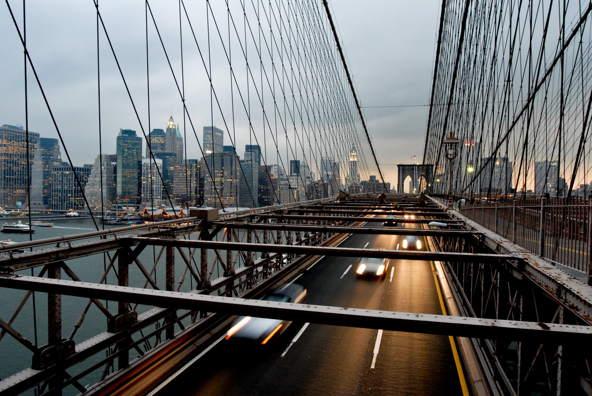 Вид с Бруклинского моста в Нью-Йорке
