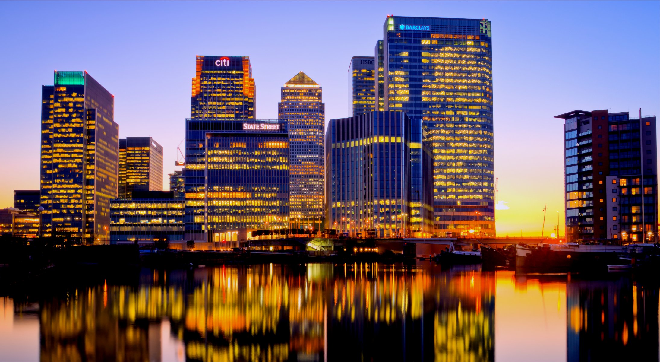 reino unido inglaterra londres canary wharf muelle canario thames noche edificios luces iluminación amarillo puesta de sol azul cielo río támesis reflexión