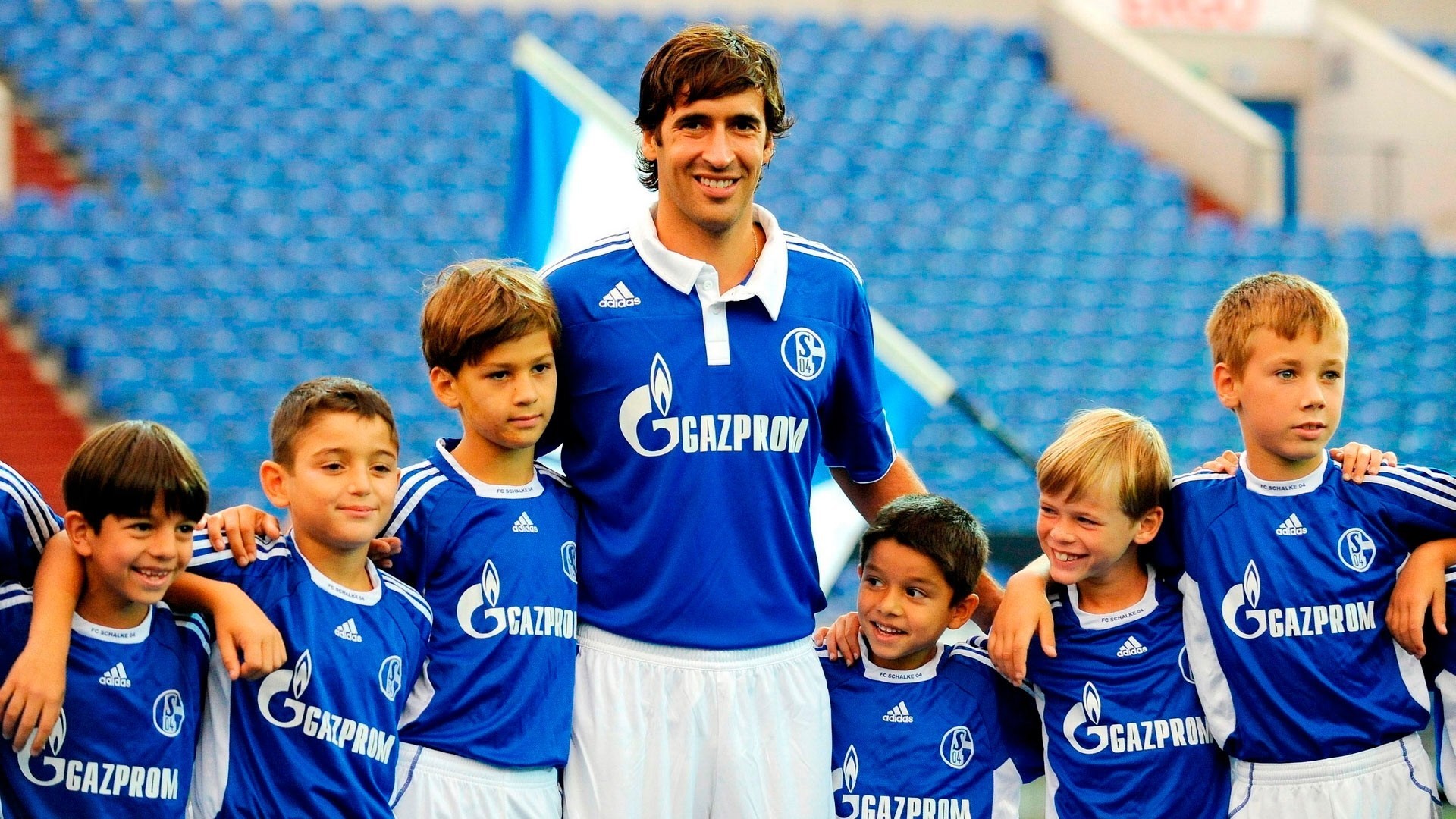 raul gonzalez blanco football athlete striker schalke 04