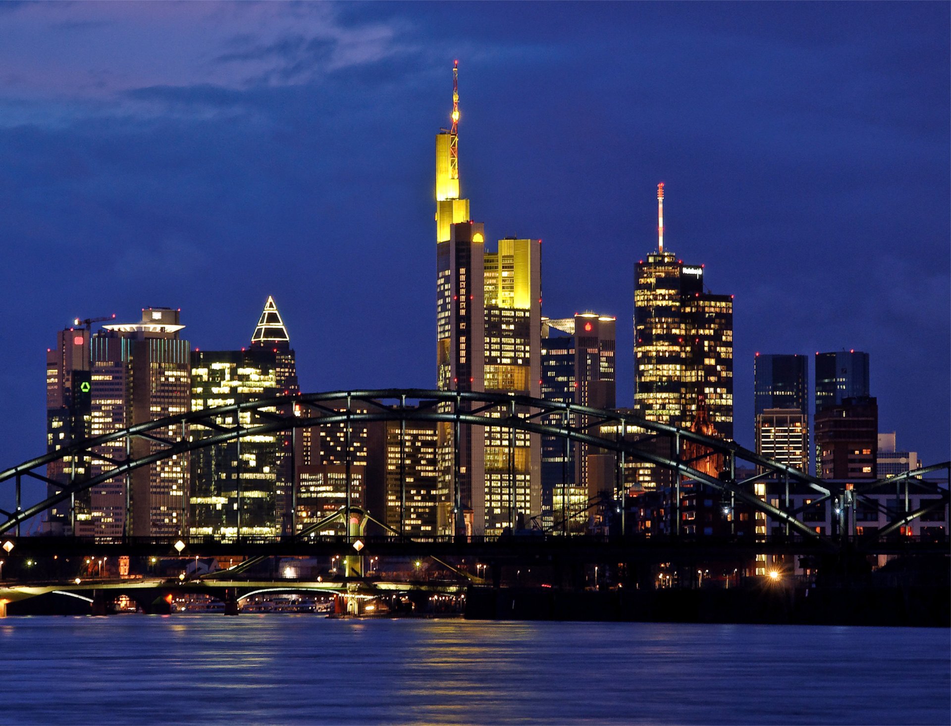 deutschland frankfurt am main frankfurt am main abend metropole wolkenkratzer beleuchtung brücke fluss