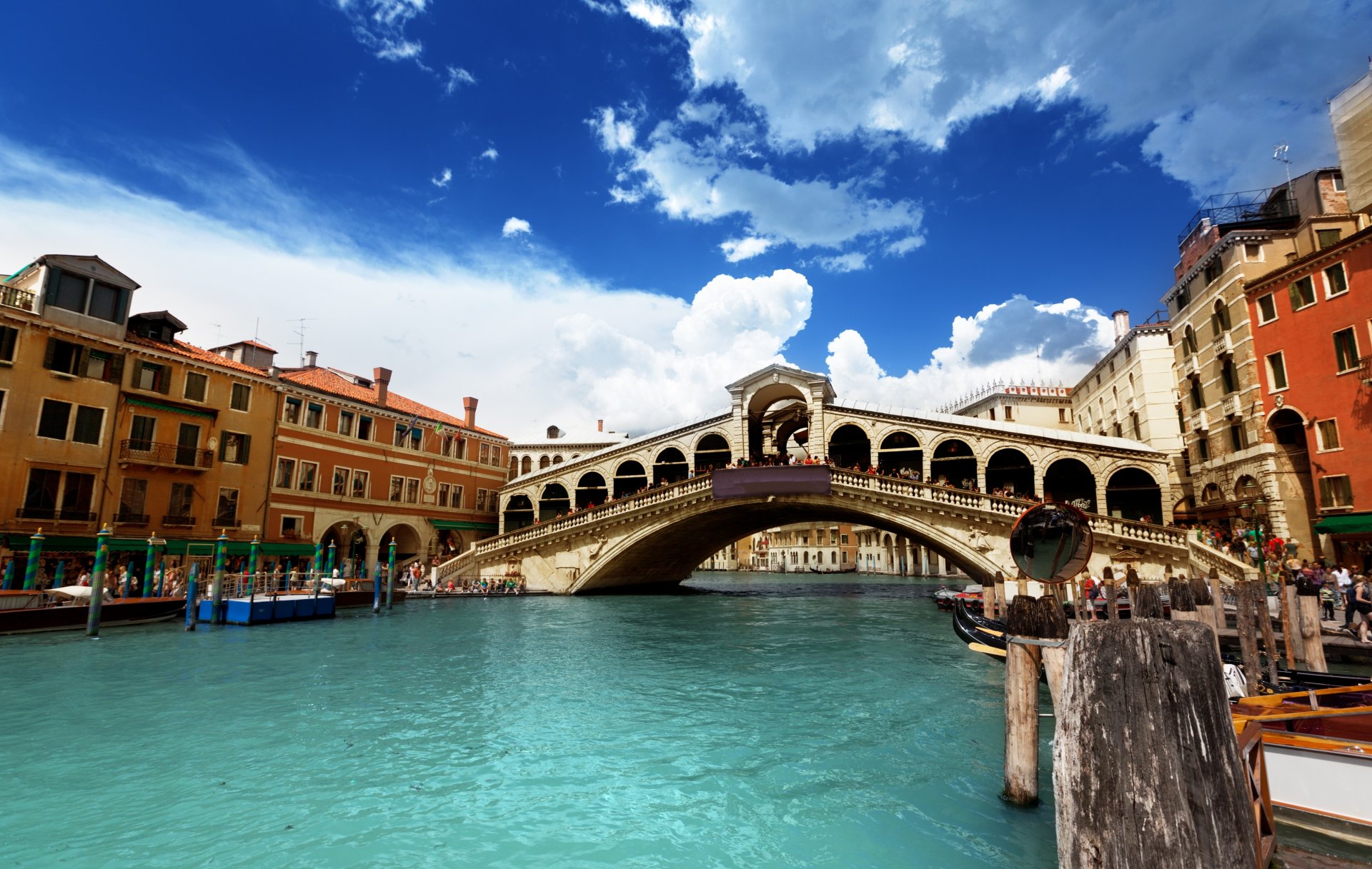 venedig italien ponte rialto canal grande rialtobrücke canal grande architektur himmel wolken wasser gondeln menschen häuser