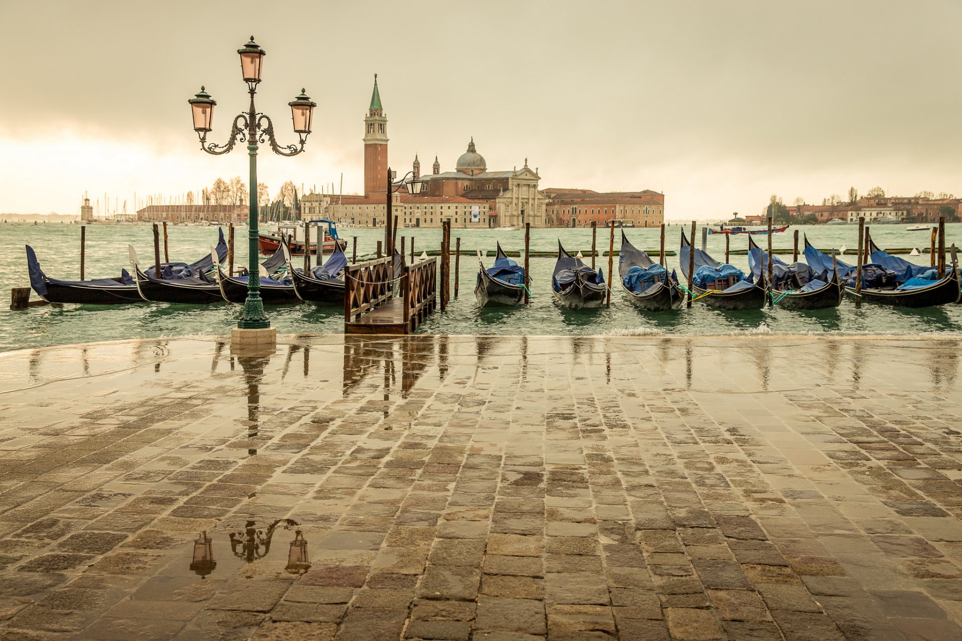 venise italie san giorgio maggiore île quai gondole mer lanterne ville nuageux