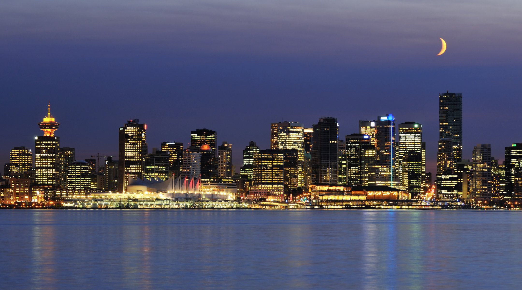 vancouver canada città notte luna luci grattacieli oceano